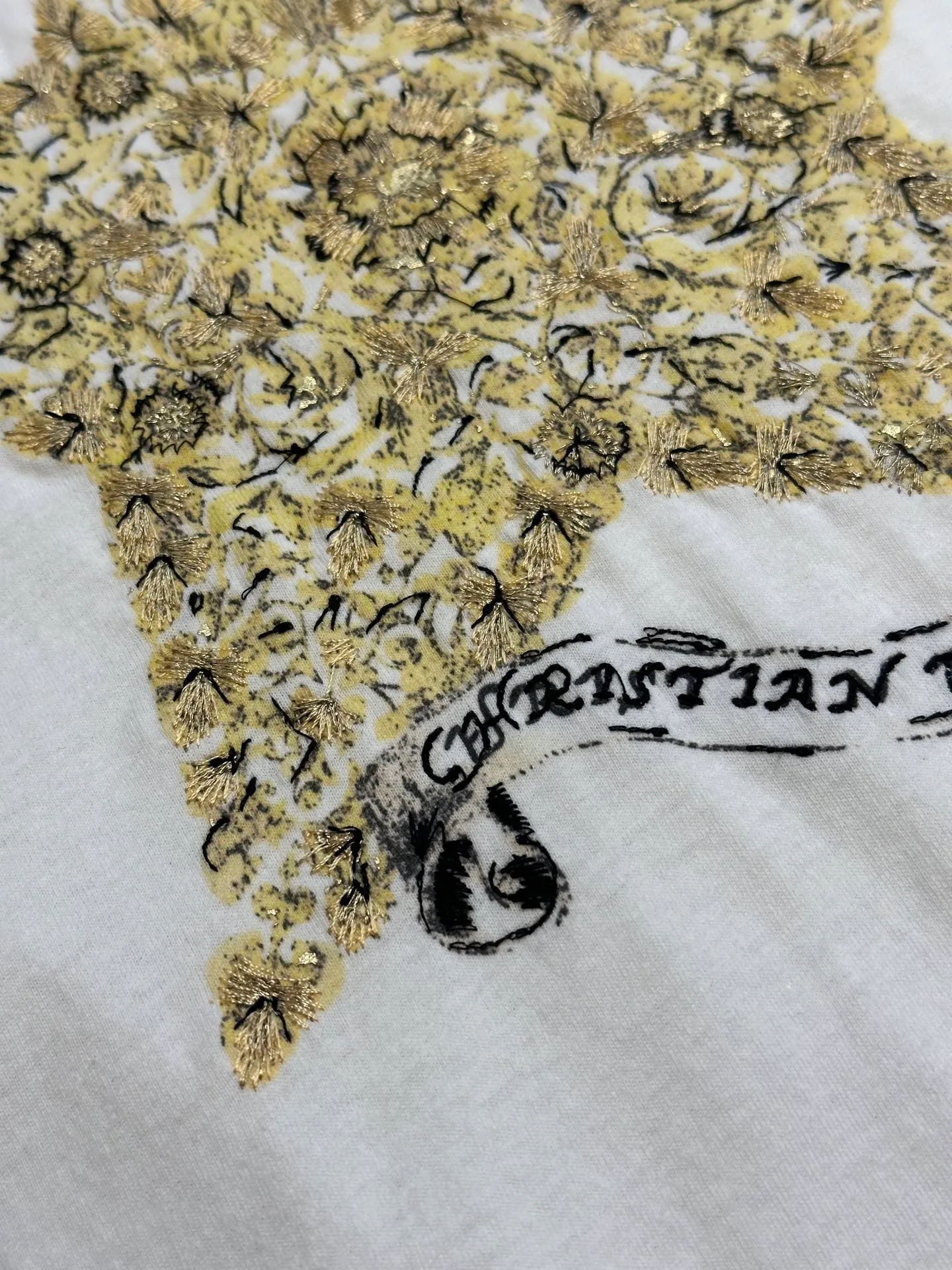 🅿️360 Dior 2025 Early Spring Five-Pointed Star Embroidered Short Sleeve (Women's Clothing) is made of original cotton material that is skin-friendly, breathable, and super soft. It features washed-out frayed effects on the corners, a classic round neck cut, and a delicate five-pointed star embroidered pattern on the chest. The upper body is classic and versatile.  size：s m l