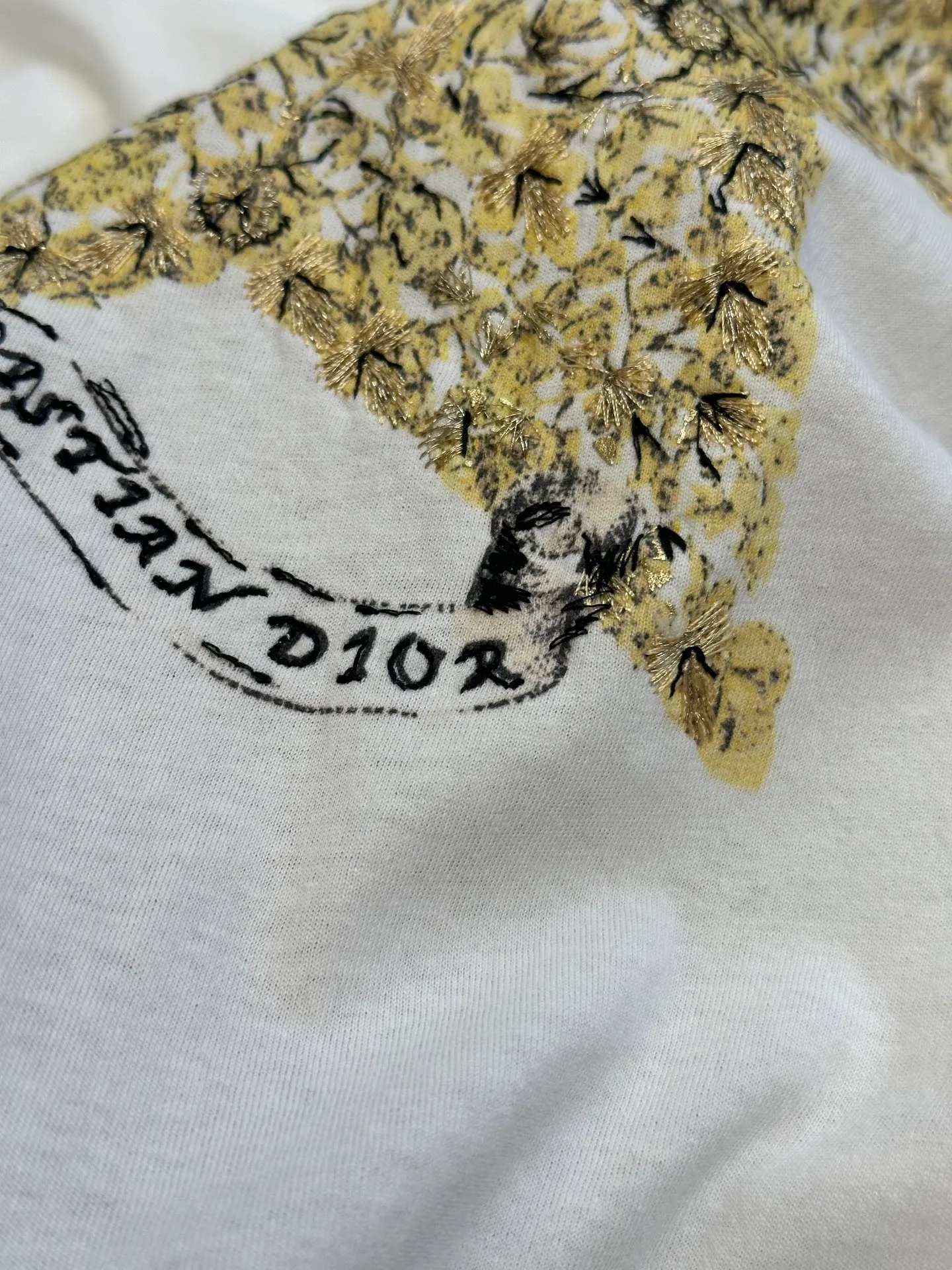 🅿️360 Dior 2025 Early Spring Five-Pointed Star Embroidered Short Sleeve (Women's Clothing) is made of original cotton material that is skin-friendly, breathable, and super soft. It features washed-out frayed effects on the corners, a classic round neck cut, and a delicate five-pointed star embroidered pattern on the chest. The upper body is classic and versatile.  size：s m l