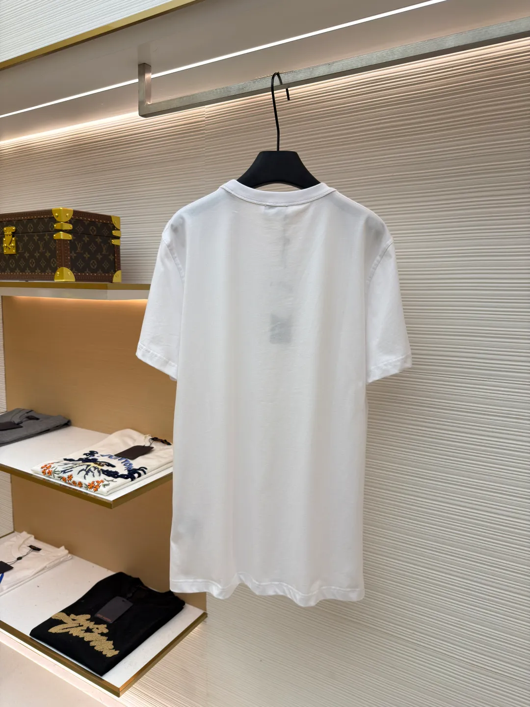 Dior satin emblem round neck short sleeves ●Original version: purchased and developed by 7089 ●Item number: 1681695-A00 ●Fabric: cotton jersey fabric ●Technology: embroidery production ●Color: white ●Version: fitted version ●Weight: about 205 grams ●Size: XS-S-M-L ●Description: The main body is made of 24-count special-spun compact cotton. The weight of 185g/㎡ is light to medium, ensuring the lightness, breathability and good drape of the T-shirt. It is suitable for both spring wear alone and as an inner layer. With 32 pieces of 1×1 rib, 300g/㎡. Its special spinning and compacting process means that compact spinning technology is used in the spinning process, which effectively reduces the hairiness of the yarn, making the yarn smoother and stronger. The woven fabric therefore has the advantages of compact structure, smooth surface, and resistance to pilling. The final dark gray tone is combined with the simple texture of jersey to create a high-end matte texture. Embroidery decoration in the form of satin ribbons, which are fixed on the fabric through special processing. The texture brought by this process is usually different from the woven texture and slight luster of the main knitted fabric. It forms a delicate and accessible visual and tactile focus on the matte dark gray base, enhancing the craftsmanship, design and uniqueness of the single product. The overall wiring is straight and delicate, the fabric is comfortable and soft, and the color is consistent without color difference. It can be matched with the same style to create a fashionable look and control various occasions. Customized accessories, complete with three standards, same style for men and women!