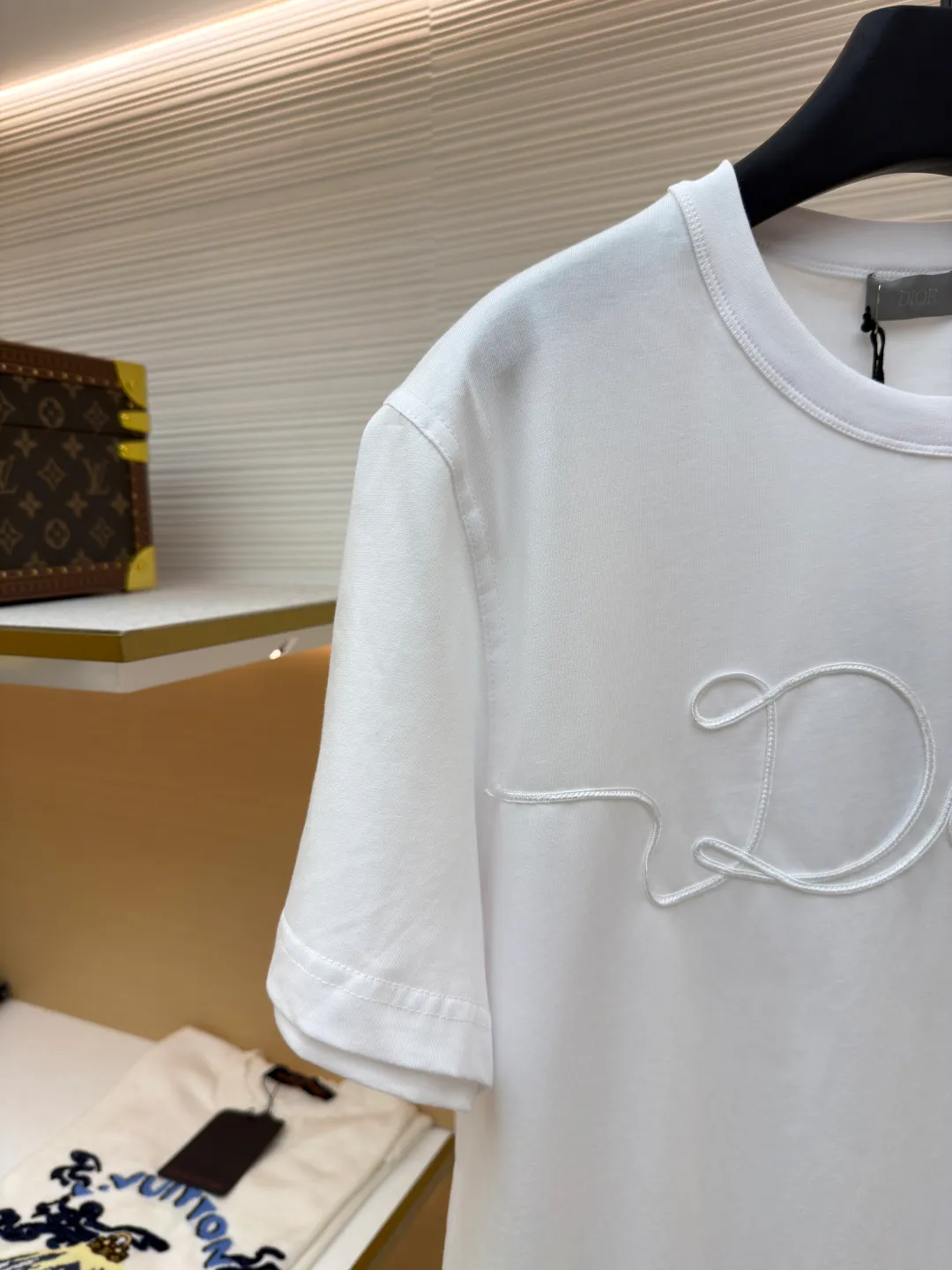 Dior satin emblem round neck short sleeves ●Original version: purchased and developed by 7089 ●Item number: 1681695-A00 ●Fabric: cotton jersey fabric ●Technology: embroidery production ●Color: white ●Version: fitted version ●Weight: about 205 grams ●Size: XS-S-M-L ●Description: The main body is made of 24-count special-spun compact cotton. The weight of 185g/㎡ is light to medium, ensuring the lightness, breathability and good drape of the T-shirt. It is suitable for both spring wear alone and as an inner layer. With 32 pieces of 1×1 rib, 300g/㎡. Its special spinning and compacting process means that compact spinning technology is used in the spinning process, which effectively reduces the hairiness of the yarn, making the yarn smoother and stronger. The woven fabric therefore has the advantages of compact structure, smooth surface, and resistance to pilling. The final dark gray tone is combined with the simple texture of jersey to create a high-end matte texture. Embroidery decoration in the form of satin ribbons, which are fixed on the fabric through special processing. The texture brought by this process is usually different from the woven texture and slight luster of the main knitted fabric. It forms a delicate and accessible visual and tactile focus on the matte dark gray base, enhancing the craftsmanship, design and uniqueness of the single product. The overall wiring is straight and delicate, the fabric is comfortable and soft, and the color is consistent without color difference. It can be matched with the same style to create a fashionable look and control various occasions. Customized accessories, complete with three standards, same style for men and women!