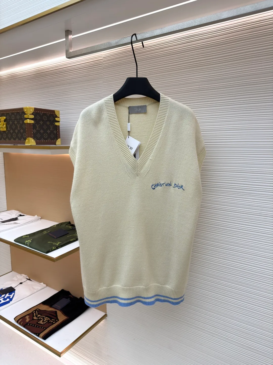 Dior Letter Embroidered Sleeveless Sweater Vest ●Original version: purchased and developed for 12500 ●Item number: 1680980-B05 ●Fabric: wool fabric ●Technology: embroidery production ●Version: fitted version ●Weight: about 425 grams ●Size: The pattern-spun yarn is custom-dyed in beige and apricot colors, and an imported 12-needle knitting machine is used for the plain weave process. The chest is decorated with a classic logo on the front. The letter pattern is embroidered with imported Tajima machines using thousands of needles. It adopts precise needle embroidery technology. The embroidery is very fine and dense, and the letter pattern outlines the design clearly. Double-sided hanging wool technology, fine workmanship, clear texture and lines, extremely fine woven threads are made of environmentally friendly fibers, the overall wiring is straight and delicate, the fabric is comfortable and soft, the color is consistent and no color difference. It can be matched with the same style to create a fashionable look, to control various occasions, customized accessories, complete three standards, the same style for men and women!