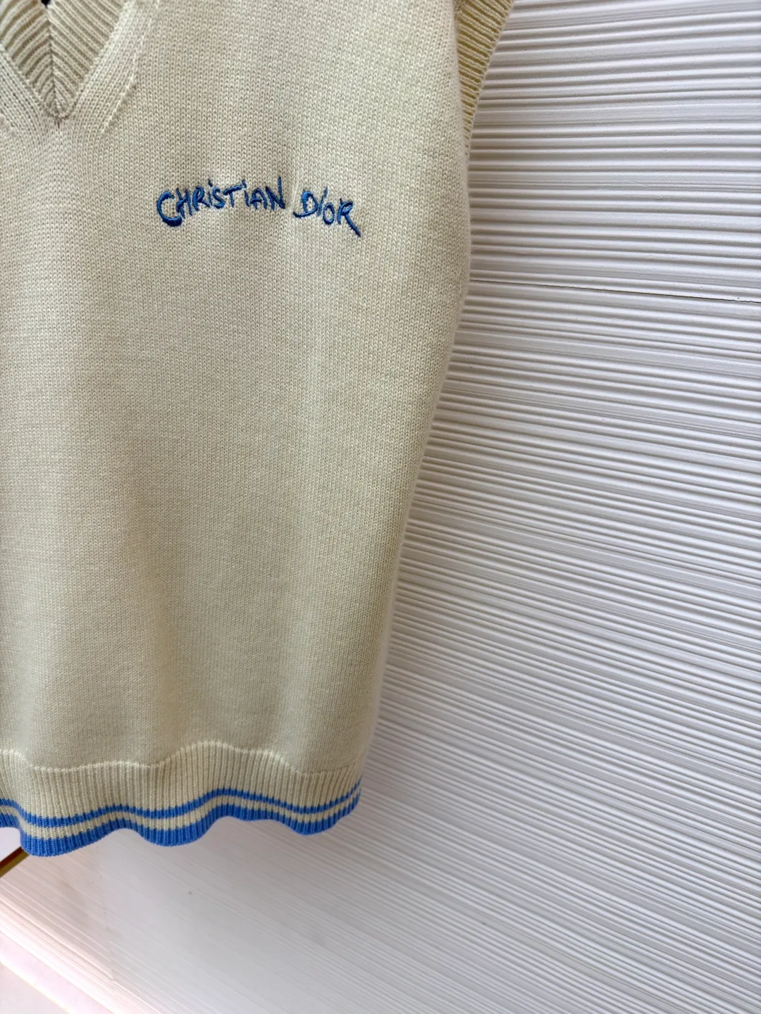 Dior Letter Embroidered Sleeveless Sweater Vest ●Original version: purchased and developed for 12500 ●Item number: 1680980-B05 ●Fabric: wool fabric ●Technology: embroidery production ●Version: fitted version ●Weight: about 425 grams ●Size: The pattern-spun yarn is custom-dyed in beige and apricot colors, and an imported 12-needle knitting machine is used for the plain weave process. The chest is decorated with a classic logo on the front. The letter pattern is embroidered with imported Tajima machines using thousands of needles. It adopts precise needle embroidery technology. The embroidery is very fine and dense, and the letter pattern outlines the design clearly. Double-sided hanging wool technology, fine workmanship, clear texture and lines, extremely fine woven threads are made of environmentally friendly fibers, the overall wiring is straight and delicate, the fabric is comfortable and soft, the color is consistent and no color difference. It can be matched with the same style to create a fashionable look, to control various occasions, customized accessories, complete three standards, the same style for men and women!