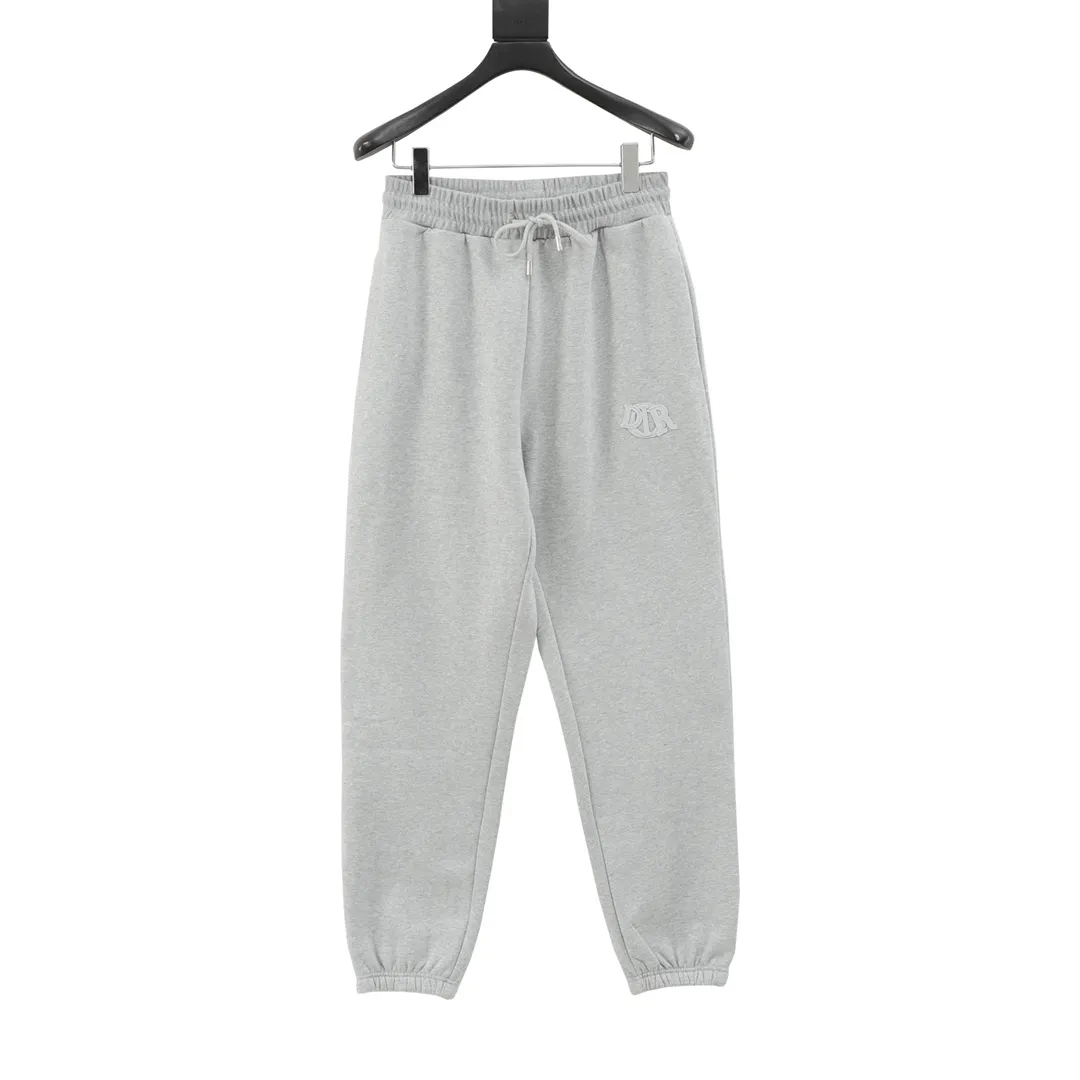 🅿️540 DIOR CD two-color patch embroidered fleece trousers. The original version is made of new fabrics, 420g cotton heavy fleece fabric, washed with heavy fleece feel. The upper body is fluffy, upright and soft, with the skin-friendly feel of wool. Washable, no lint. The new patch embroidery process consists of embroidering 4 letters and sewing the clothes on a flat car. Each letter is positioned to restore the original version. The ropes are custom-dyed according to the fabric color, the hardware is individually molded and made to order, and the pattern is loose. Size：S-L