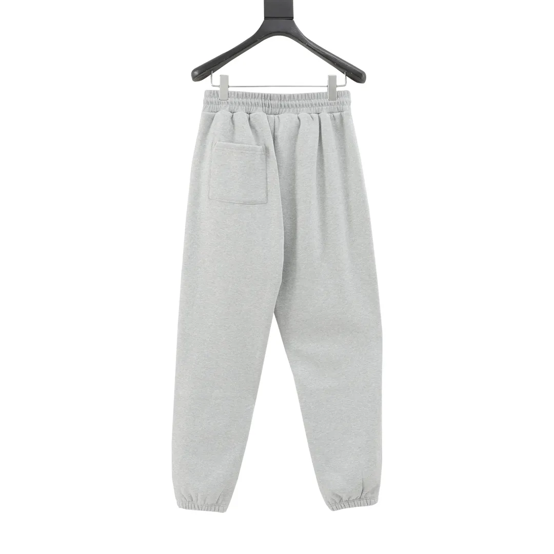 🅿️540 DIOR CD two-color patch embroidered fleece trousers. The original version is made of new fabrics, 420g cotton heavy fleece fabric, washed with heavy fleece feel. The upper body is fluffy, upright and soft, with the skin-friendly feel of wool. Washable, no lint. The new patch embroidery process consists of embroidering 4 letters and sewing the clothes on a flat car. Each letter is positioned to restore the original version. The ropes are custom-dyed according to the fabric color, the hardware is individually molded and made to order, and the pattern is loose. Size：S-L