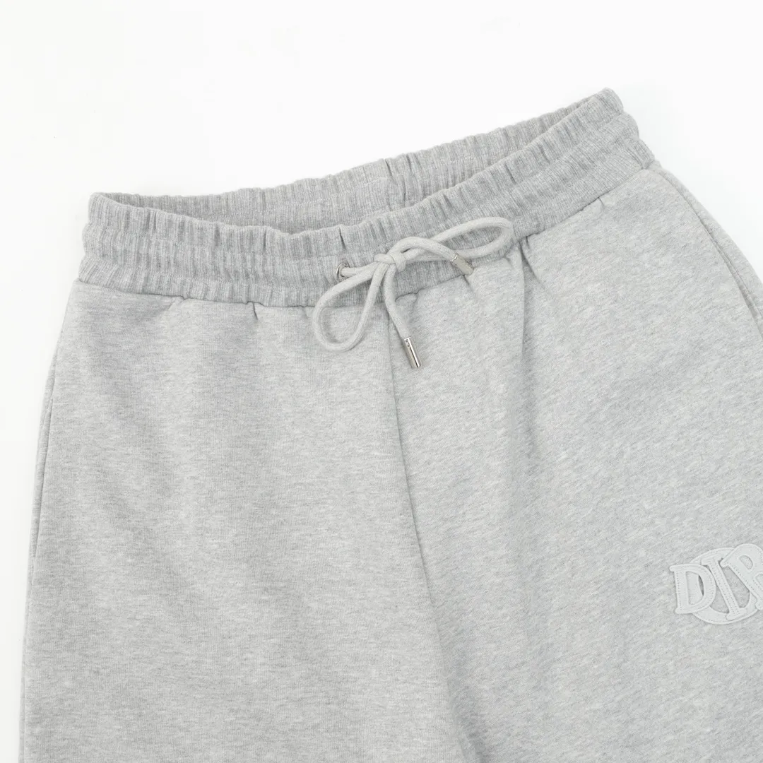 🅿️540 DIOR CD two-color patch embroidered fleece trousers. The original version is made of new fabrics, 420g cotton heavy fleece fabric, washed with heavy fleece feel. The upper body is fluffy, upright and soft, with the skin-friendly feel of wool. Washable, no lint. The new patch embroidery process consists of embroidering 4 letters and sewing the clothes on a flat car. Each letter is positioned to restore the original version. The ropes are custom-dyed according to the fabric color, the hardware is individually molded and made to order, and the pattern is loose. Size：S-L