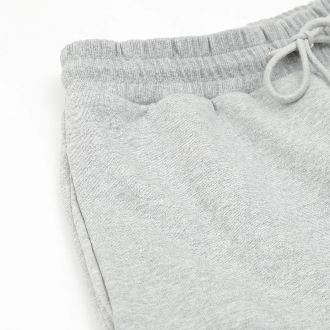 🅿️540 DIOR CD two-color patch embroidered fleece trousers. The original version is made of new fabrics, 420g cotton heavy fleece fabric, washed with heavy fleece feel. The upper body is fluffy, upright and soft, with the skin-friendly feel of wool. Washable, no lint. The new patch embroidery process consists of embroidering 4 letters and sewing the clothes on a flat car. Each letter is positioned to restore the original version. The ropes are custom-dyed according to the fabric color, the hardware is individually molded and made to order, and the pattern is loose. Size：S-L