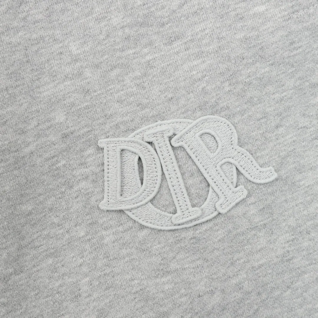 🅿️540 DIOR CD two-color patch embroidered fleece trousers. The original version is made of new fabrics, 420g cotton heavy fleece fabric, washed with heavy fleece feel. The upper body is fluffy, upright and soft, with the skin-friendly feel of wool. Washable, no lint. The new patch embroidery process consists of embroidering 4 letters and sewing the clothes on a flat car. Each letter is positioned to restore the original version. The ropes are custom-dyed according to the fabric color, the hardware is individually molded and made to order, and the pattern is loose. Size：S-L
