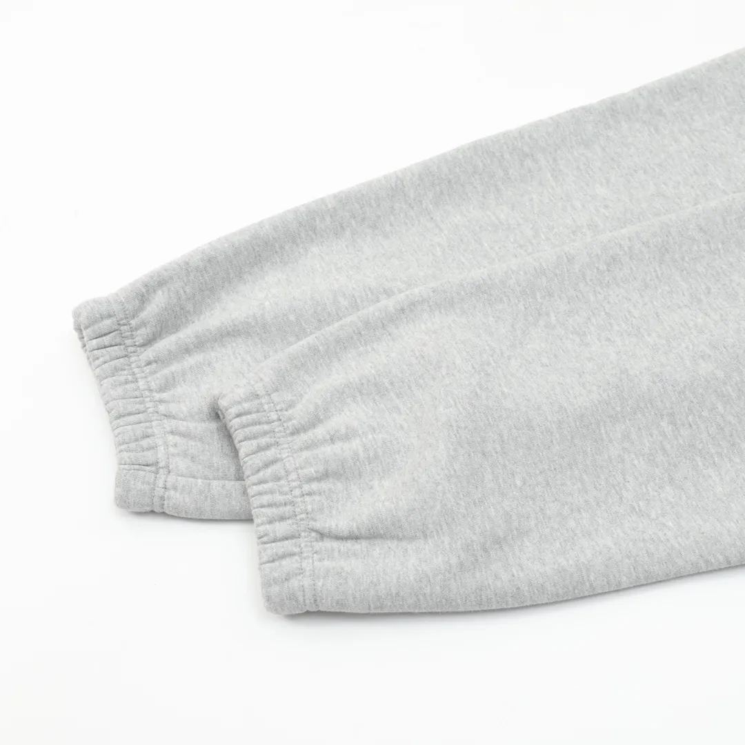 🅿️540 DIOR CD two-color patch embroidered fleece trousers. The original version is made of new fabrics, 420g cotton heavy fleece fabric, washed with heavy fleece feel. The upper body is fluffy, upright and soft, with the skin-friendly feel of wool. Washable, no lint. The new patch embroidery process consists of embroidering 4 letters and sewing the clothes on a flat car. Each letter is positioned to restore the original version. The ropes are custom-dyed according to the fabric color, the hardware is individually molded and made to order, and the pattern is loose. Size：S-L