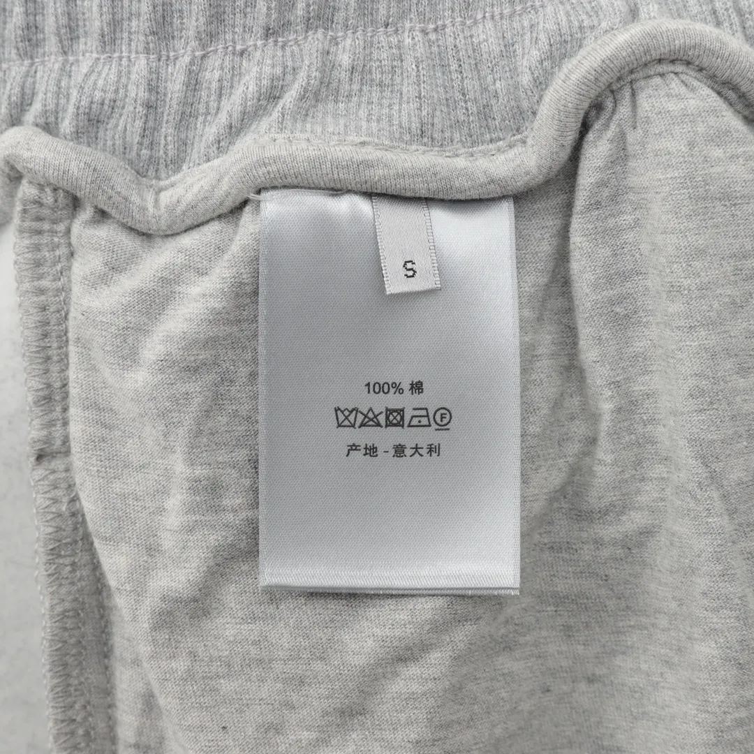 🅿️540 DIOR CD two-color patch embroidered fleece trousers. The original version is made of new fabrics, 420g cotton heavy fleece fabric, washed with heavy fleece feel. The upper body is fluffy, upright and soft, with the skin-friendly feel of wool. Washable, no lint. The new patch embroidery process consists of embroidering 4 letters and sewing the clothes on a flat car. Each letter is positioned to restore the original version. The ropes are custom-dyed according to the fabric color, the hardware is individually molded and made to order, and the pattern is loose. Size：S-L