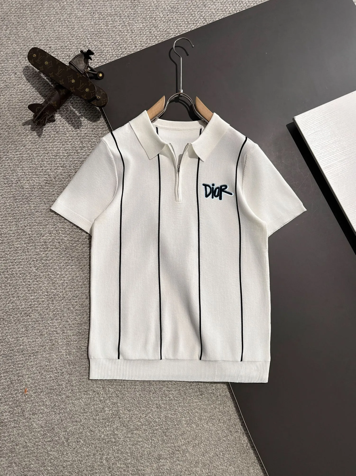 🅿️320 shipped next day. High-quality Dior 2025 spring and summer new men's lapel short-sleeved T-shirt. Made of combed cotton yarn knitted cotton fabric. Pure cotton high-weight special yarn. It feels heavy when weighed. The upper body is also more textured than ordinary T-shirts. This texture can cope with the weather easily and is suitable for both hot and cold! The pattern on the chest adopts three-dimensional embroidery technology, and is perfectly produced stitch by stitch with reference to the original version! Loose fit design, looks noble. Size: M to XXXL