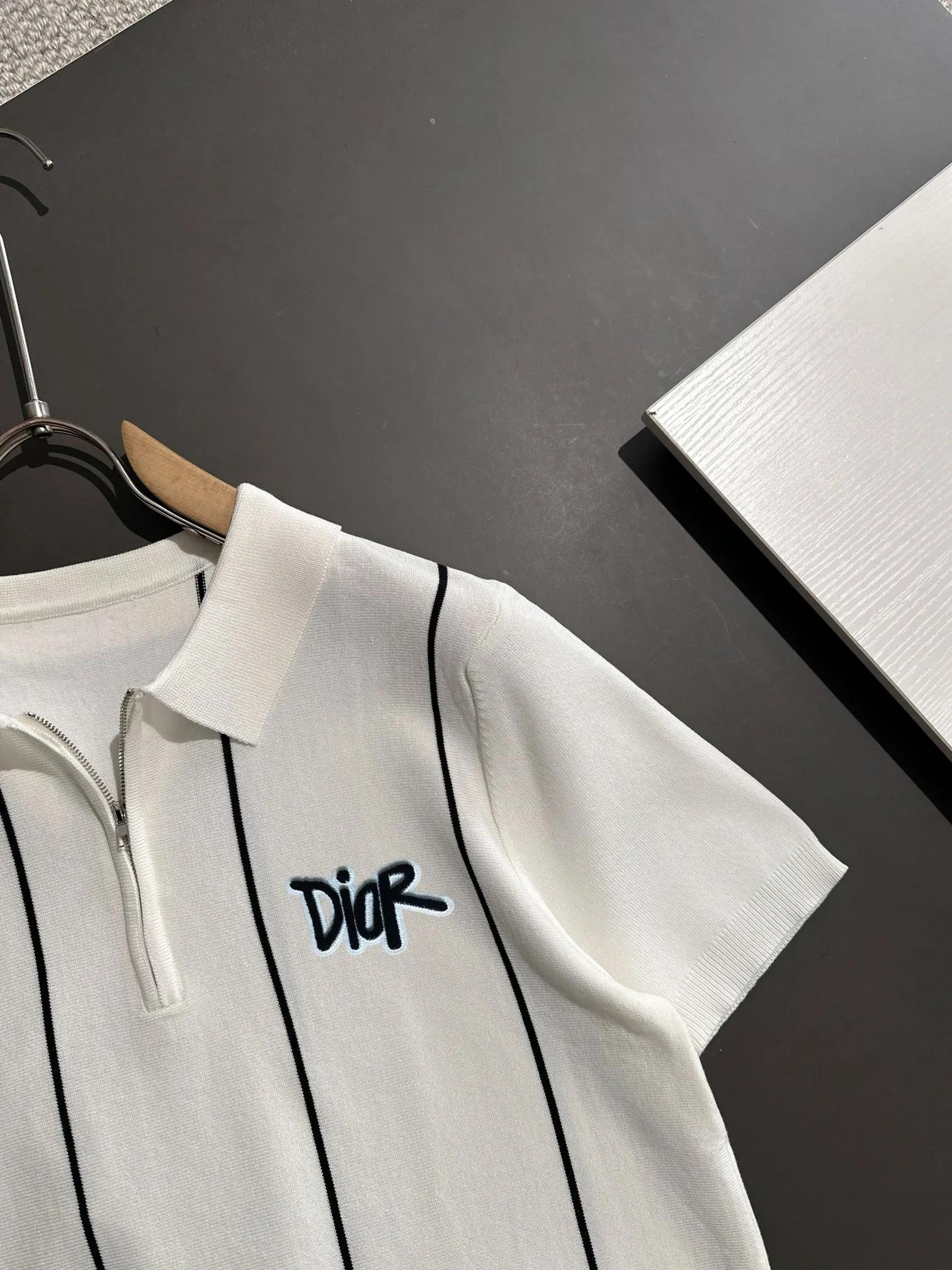 🅿️320 shipped next day. High-quality Dior 2025 spring and summer new men's lapel short-sleeved T-shirt. Made of combed cotton yarn knitted cotton fabric. Pure cotton high-weight special yarn. It feels heavy when weighed. The upper body is also more textured than ordinary T-shirts. This texture can cope with the weather easily and is suitable for both hot and cold! The pattern on the chest adopts three-dimensional embroidery technology, and is perfectly produced stitch by stitch with reference to the original version! Loose fit design, looks noble. Size: M to XXXL