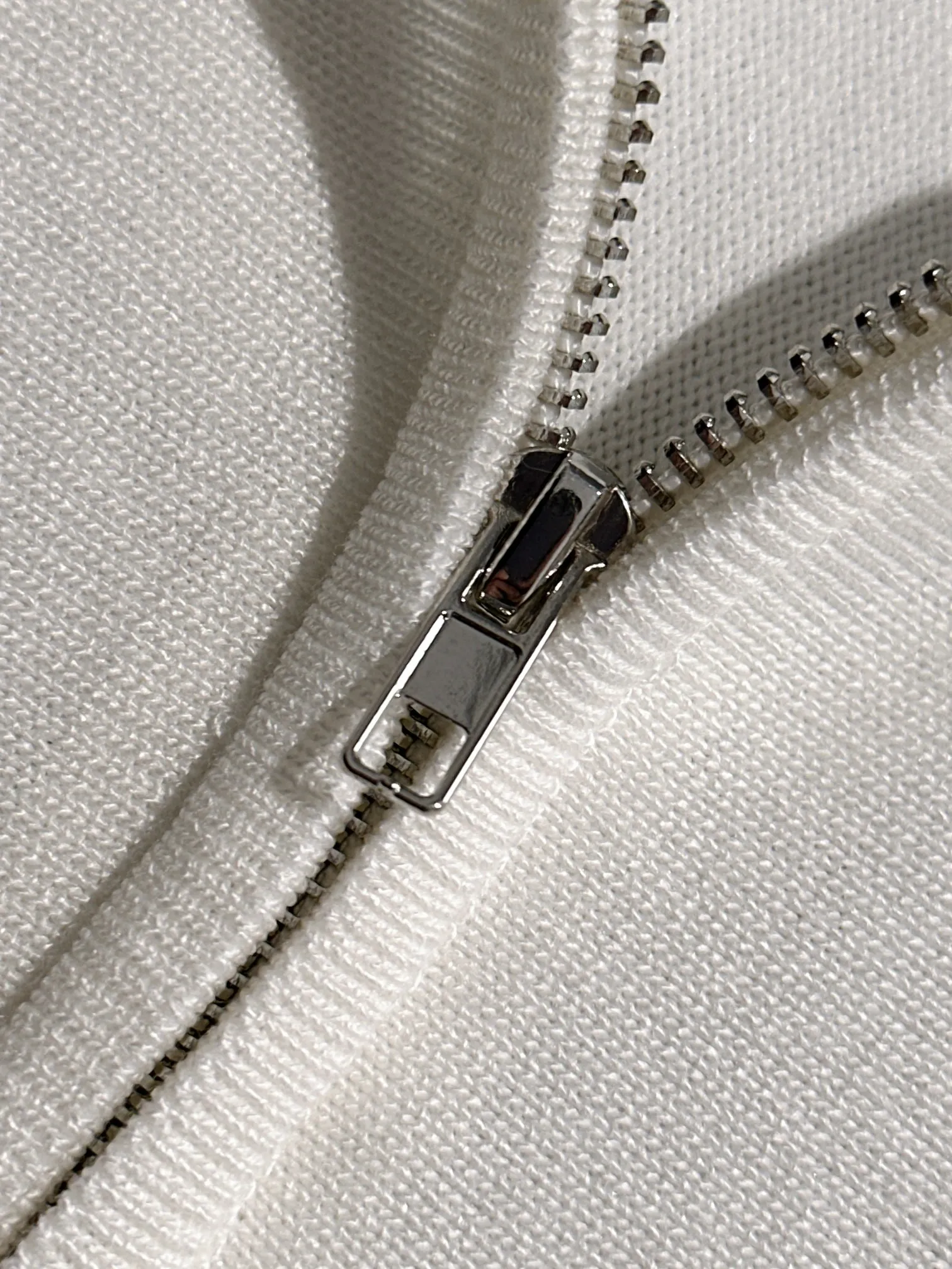 🅿️320 shipped next day. High-quality Dior 2025 spring and summer new men's lapel short-sleeved T-shirt. Made of combed cotton yarn knitted cotton fabric. Pure cotton high-weight special yarn. It feels heavy when weighed. The upper body is also more textured than ordinary T-shirts. This texture can cope with the weather easily and is suitable for both hot and cold! The pattern on the chest adopts three-dimensional embroidery technology, and is perfectly produced stitch by stitch with reference to the original version! Loose fit design, looks noble. Size: M to XXXL