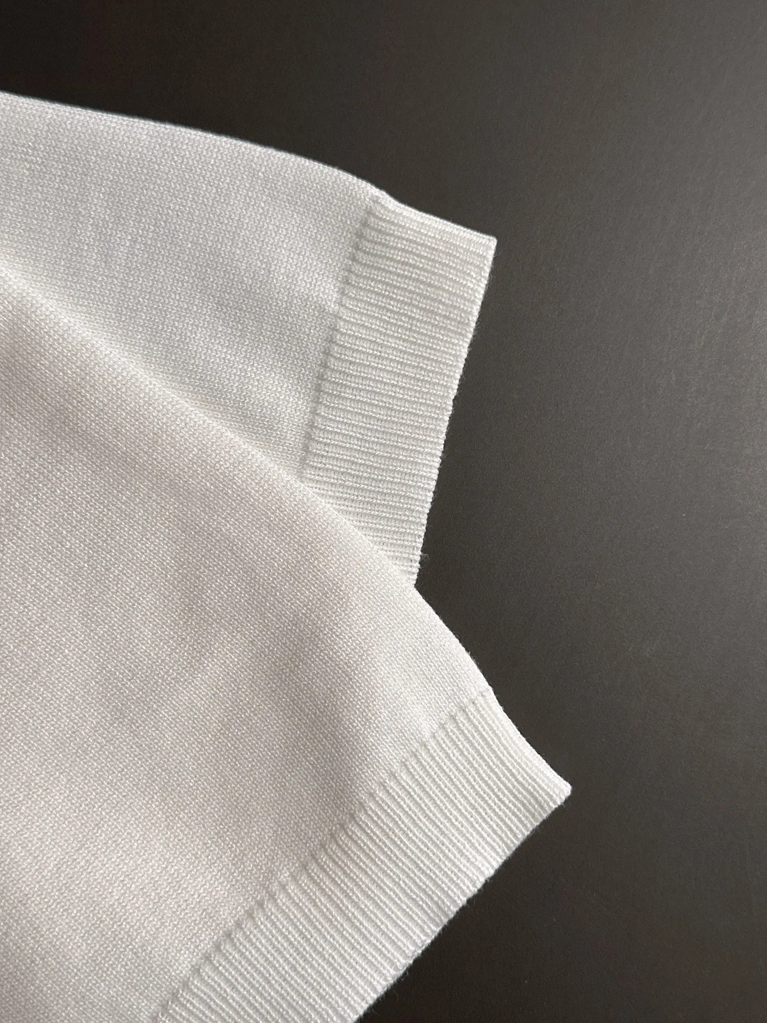 🅿️320 shipped next day. High-quality Dior 2025 spring and summer new men's lapel short-sleeved T-shirt. Made of combed cotton yarn knitted cotton fabric. Pure cotton high-weight special yarn. It feels heavy when weighed. The upper body is also more textured than ordinary T-shirts. This texture can cope with the weather easily and is suitable for both hot and cold! The pattern on the chest adopts three-dimensional embroidery technology, and is perfectly produced stitch by stitch with reference to the original version! Loose fit design, looks noble. Size: M to XXXL