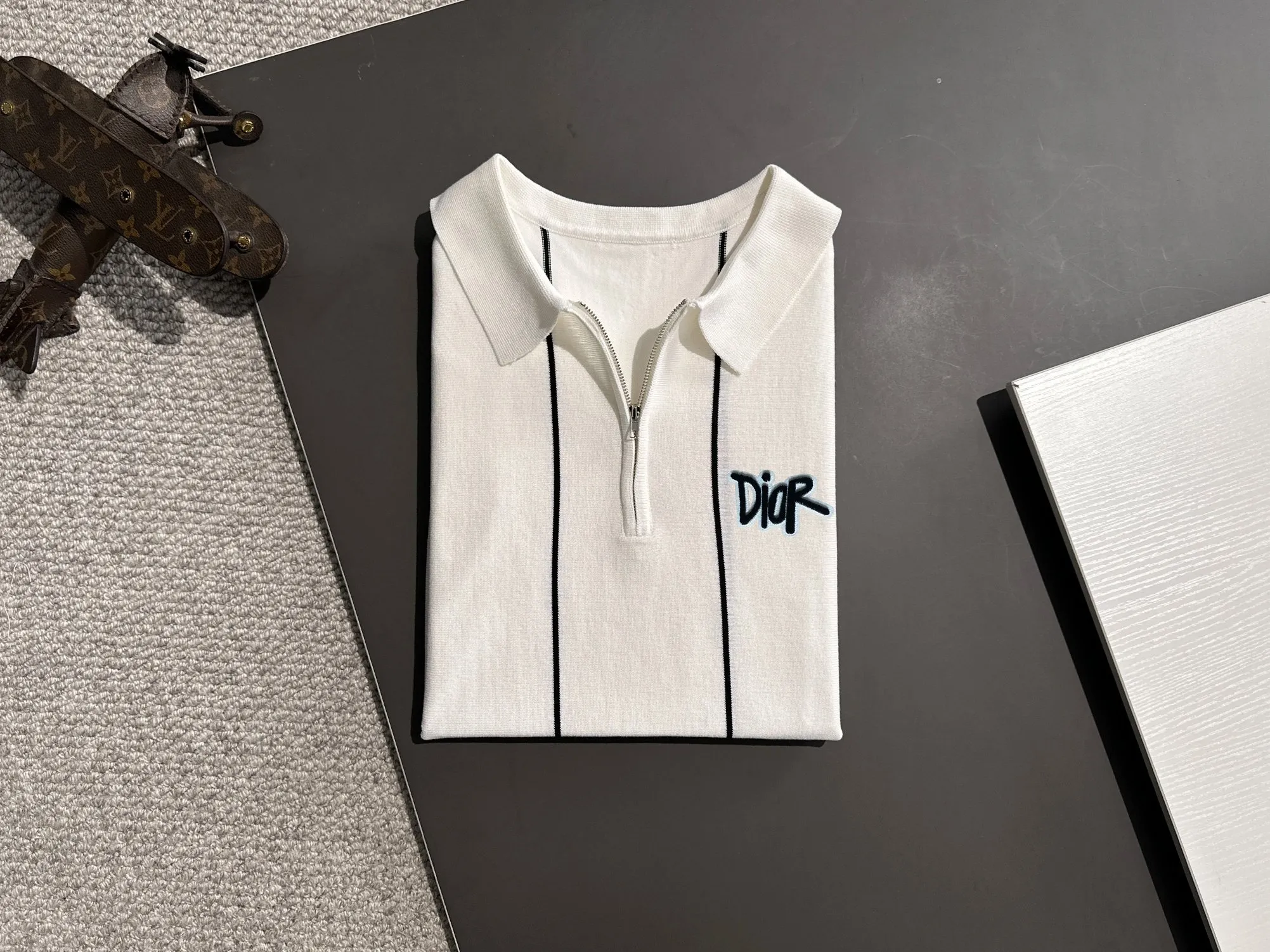 🅿️320 shipped next day. High-quality Dior 2025 spring and summer new men's lapel short-sleeved T-shirt. Made of combed cotton yarn knitted cotton fabric. Pure cotton high-weight special yarn. It feels heavy when weighed. The upper body is also more textured than ordinary T-shirts. This texture can cope with the weather easily and is suitable for both hot and cold! The pattern on the chest adopts three-dimensional embroidery technology, and is perfectly produced stitch by stitch with reference to the original version! Loose fit design, looks noble. Size: M to XXXL