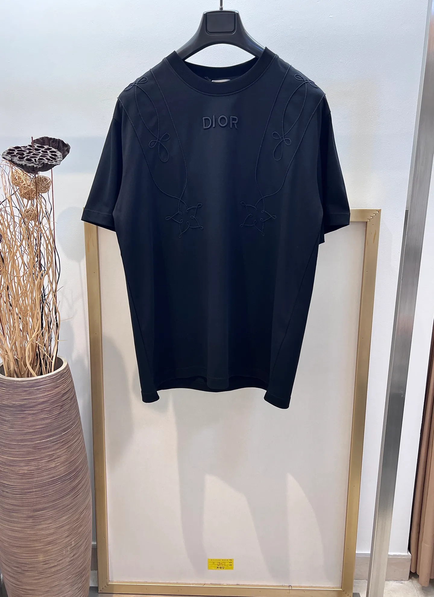 🅿️250 🌈Size: s/m/l/xl, black and white, same style for men and women, Dio* Dior baroque embroidered half-sleeved T-shirt. Heavy thread embroidery design highlights fashion aesthetics and creates a sophisticated casual look. ⚠️Washing method: Dry clean or fast machine wash in cold water wrapped inside out laundry bag!