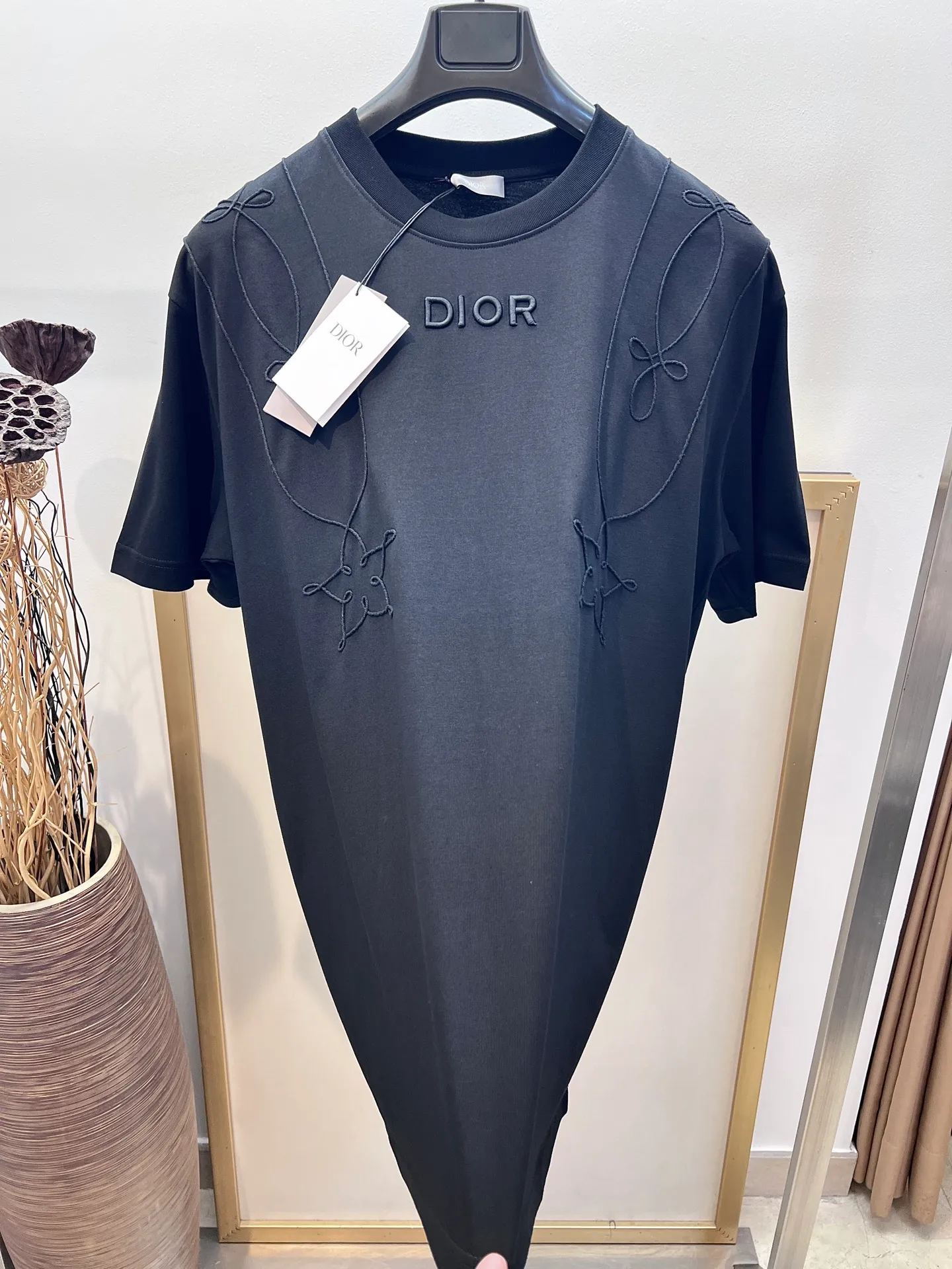 🅿️250 🌈Size: s/m/l/xl, black and white, same style for men and women, Dio* Dior baroque embroidered half-sleeved T-shirt. Heavy thread embroidery design highlights fashion aesthetics and creates a sophisticated casual look. ⚠️Washing method: Dry clean or fast machine wash in cold water wrapped inside out laundry bag!