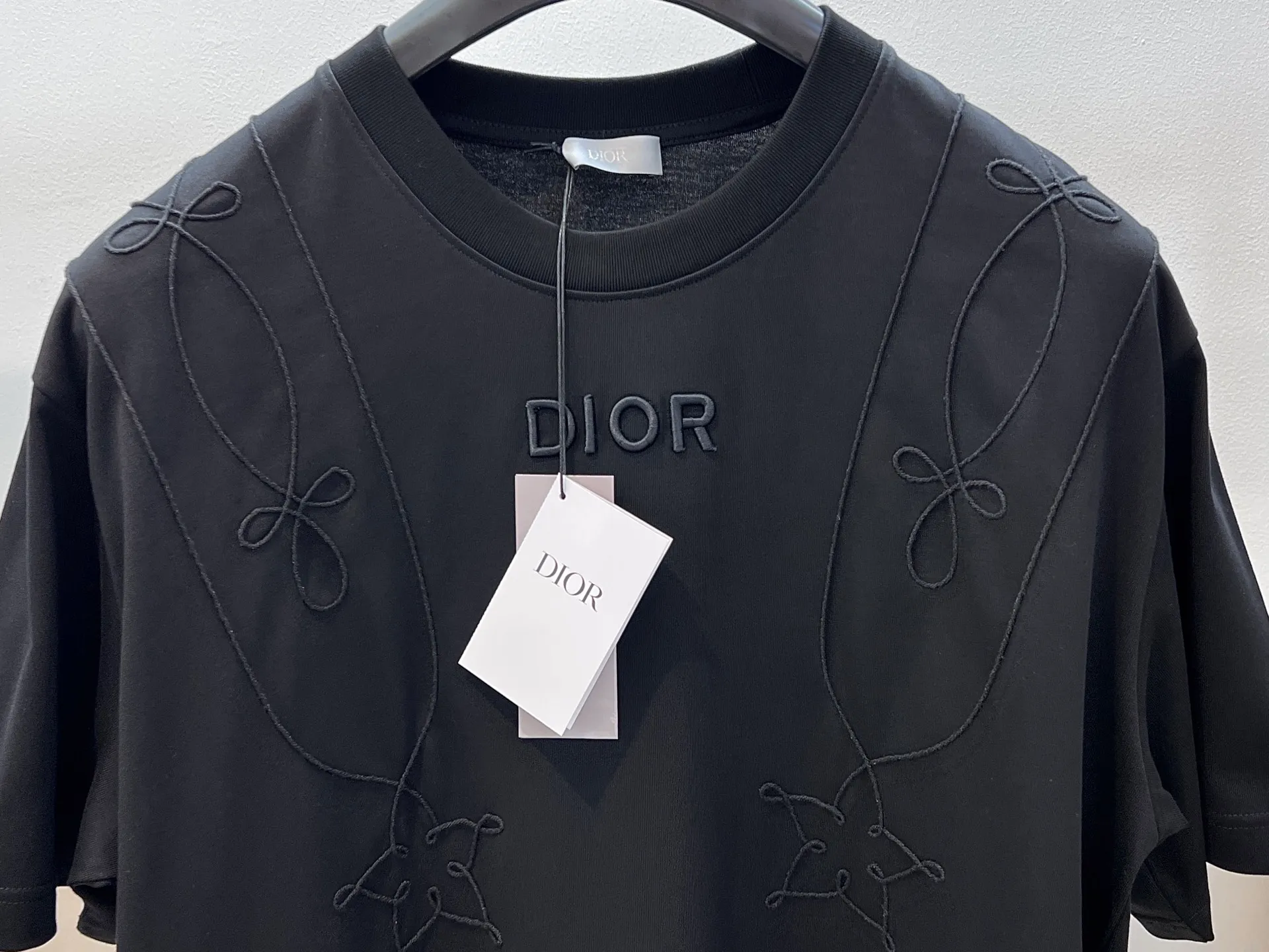 🅿️250 🌈Size: s/m/l/xl, black and white, same style for men and women, Dio* Dior baroque embroidered half-sleeved T-shirt. Heavy thread embroidery design highlights fashion aesthetics and creates a sophisticated casual look. ⚠️Washing method: Dry clean or fast machine wash in cold water wrapped inside out laundry bag!