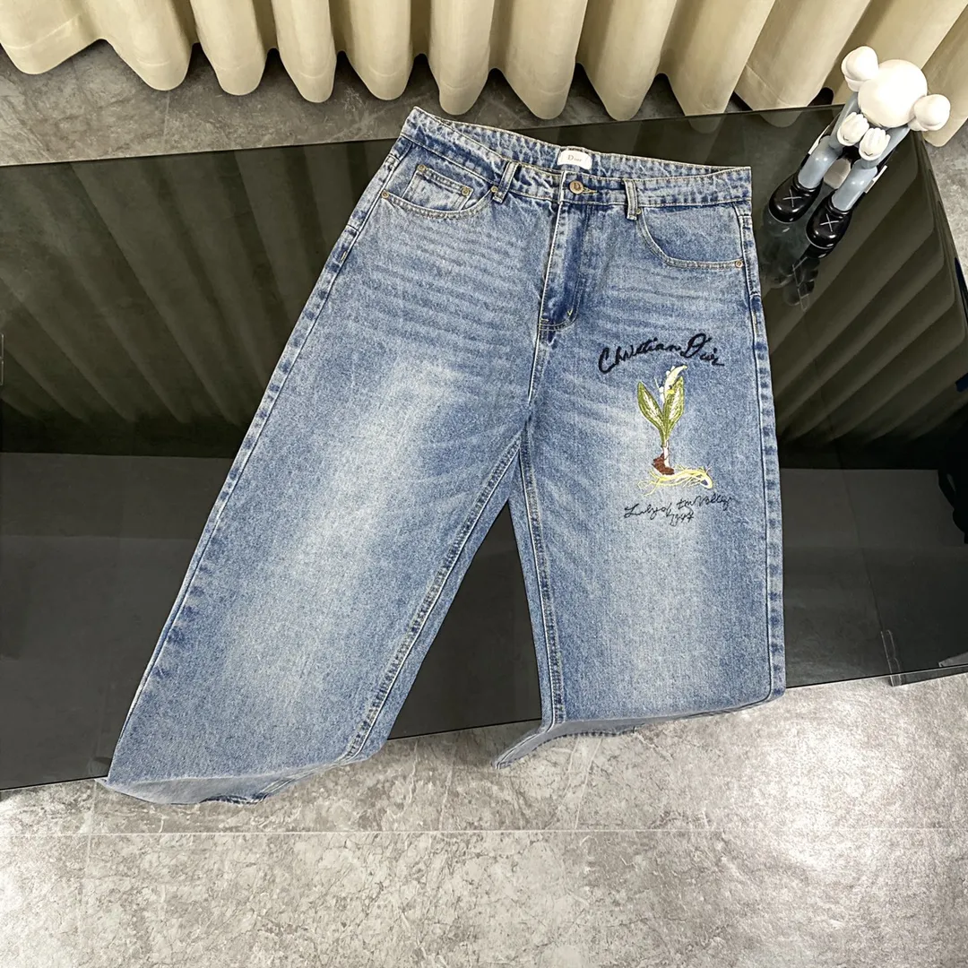 🅿️250 [New arrival] Dior/Dior CD Lily of the Valley floral and plant front and back embroidered washed jeans- The most awesome jeans I have made so far this year, with heavy washing process and many hidden details. The pants I recommend this time are too perfect in terms of shape and upper body. They are worn by many celebrities such as Bieber and Ouyang Nana. It takes time to make 20 short-sleeved jeans. The fabric is made of 12.2 ounces of high-quality denim. Only denim with 12 ounces or more can have the unique high-end texture of denim. I am very satisfied with the proofing after washing it several times. Loose fit Color: blue Size: 30 32 34 36 (S M L XL)