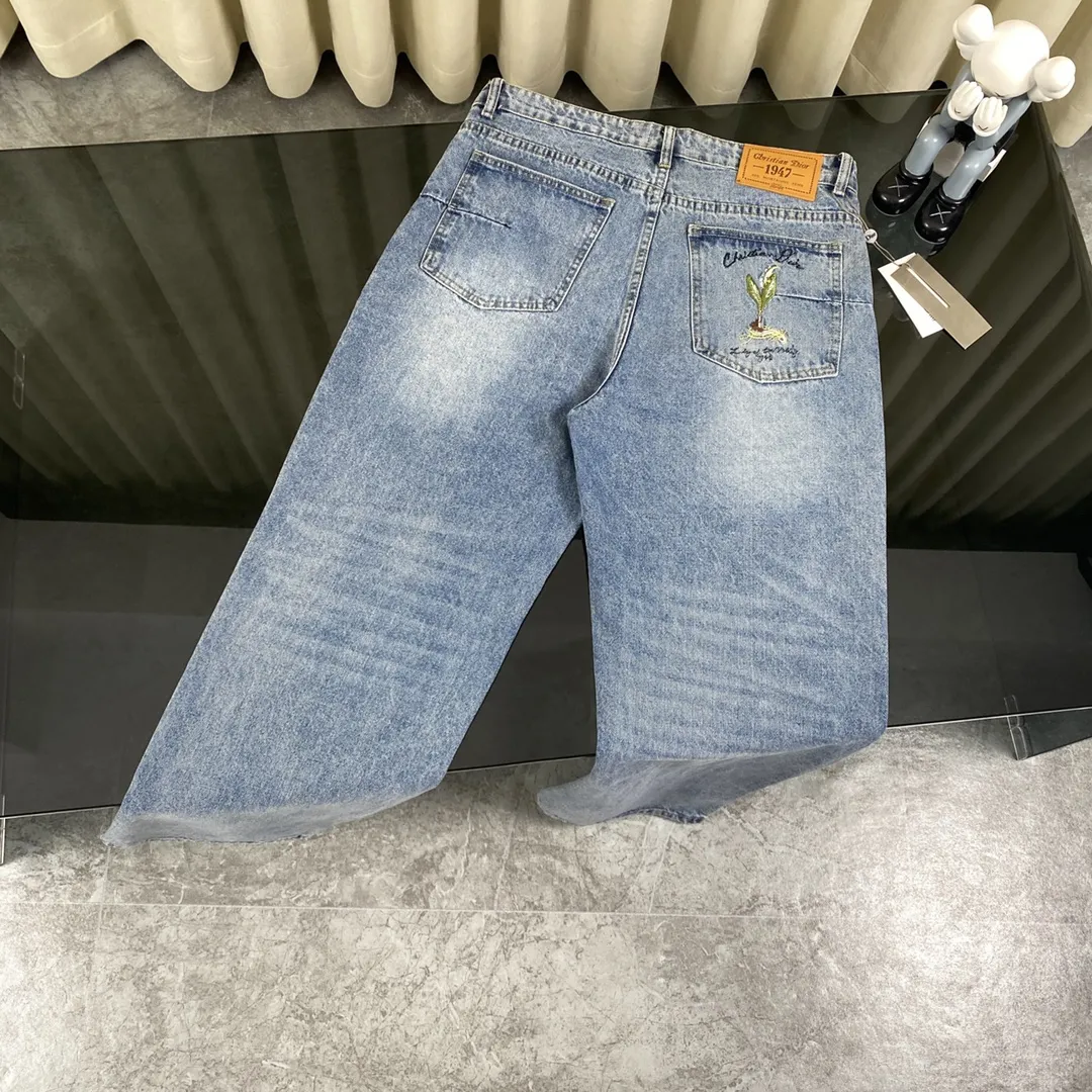 🅿️250 [New arrival] Dior/Dior CD Lily of the Valley floral and plant front and back embroidered washed jeans- The most awesome jeans I have made so far this year, with heavy washing process and many hidden details. The pants I recommend this time are too perfect in terms of shape and upper body. They are worn by many celebrities such as Bieber and Ouyang Nana. It takes time to make 20 short-sleeved jeans. The fabric is made of 12.2 ounces of high-quality denim. Only denim with 12 ounces or more can have the unique high-end texture of denim. I am very satisfied with the proofing after washing it several times. Loose fit Color: blue Size: 30 32 34 36 (S M L XL)