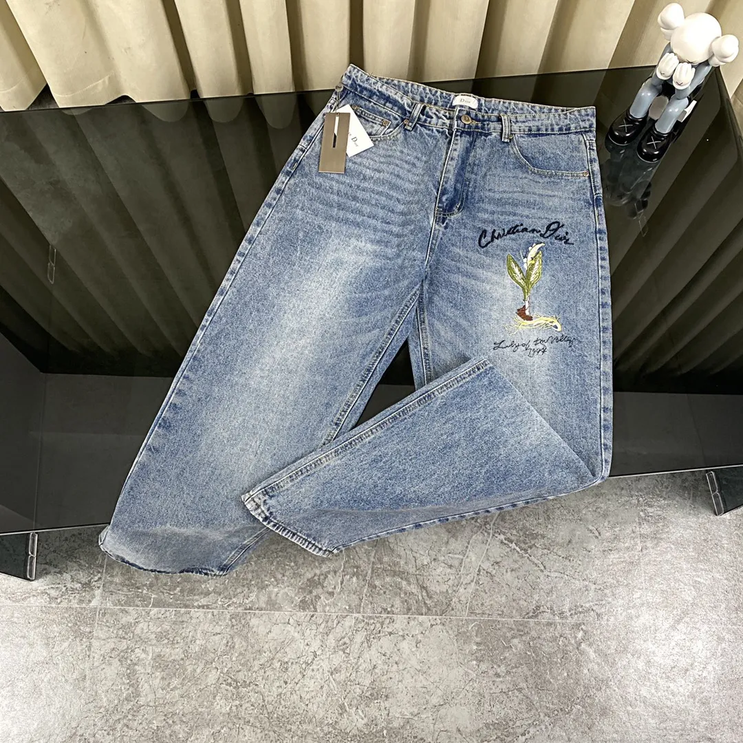 🅿️250 [New arrival] Dior/Dior CD Lily of the Valley floral and plant front and back embroidered washed jeans- The most awesome jeans I have made so far this year, with heavy washing process and many hidden details. The pants I recommend this time are too perfect in terms of shape and upper body. They are worn by many celebrities such as Bieber and Ouyang Nana. It takes time to make 20 short-sleeved jeans. The fabric is made of 12.2 ounces of high-quality denim. Only denim with 12 ounces or more can have the unique high-end texture of denim. I am very satisfied with the proofing after washing it several times. Loose fit Color: blue Size: 30 32 34 36 (S M L XL)