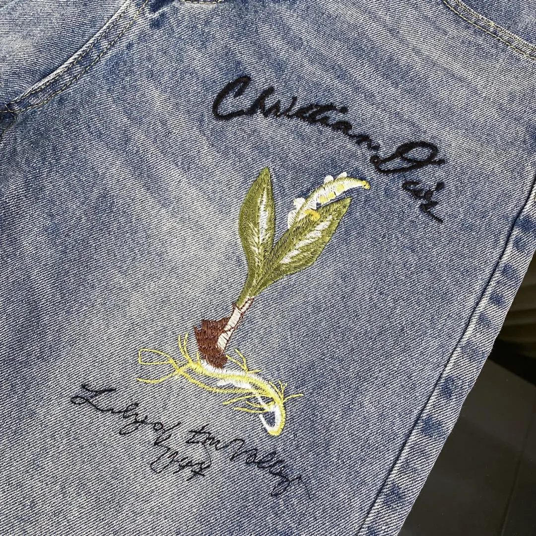 🅿️250 [New arrival] Dior/Dior CD Lily of the Valley floral and plant front and back embroidered washed jeans- The most awesome jeans I have made so far this year, with heavy washing process and many hidden details. The pants I recommend this time are too perfect in terms of shape and upper body. They are worn by many celebrities such as Bieber and Ouyang Nana. It takes time to make 20 short-sleeved jeans. The fabric is made of 12.2 ounces of high-quality denim. Only denim with 12 ounces or more can have the unique high-end texture of denim. I am very satisfied with the proofing after washing it several times. Loose fit Color: blue Size: 30 32 34 36 (S M L XL)