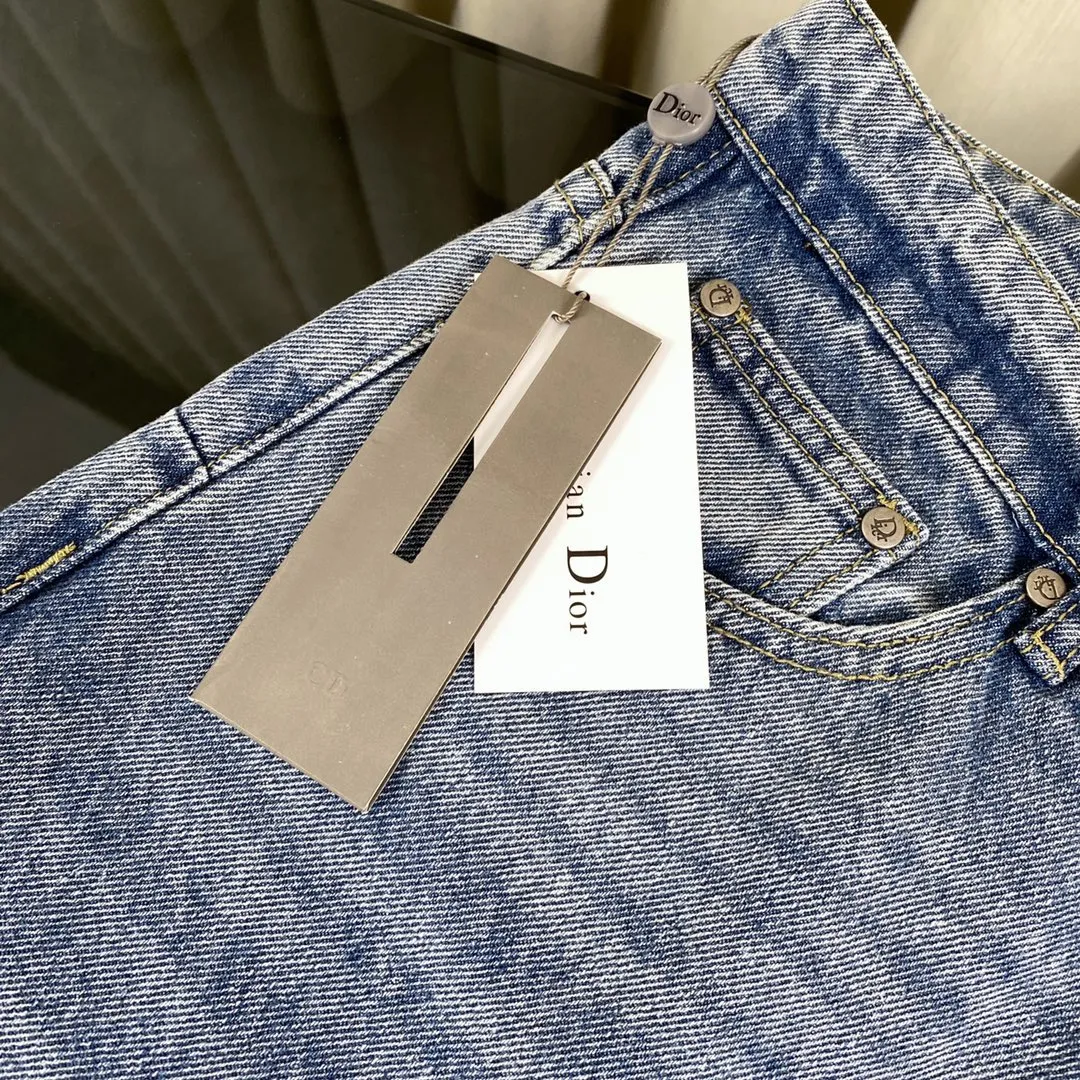 🅿️250 [New arrival] Dior/Dior CD Lily of the Valley floral and plant front and back embroidered washed jeans- The most awesome jeans I have made so far this year, with heavy washing process and many hidden details. The pants I recommend this time are too perfect in terms of shape and upper body. They are worn by many celebrities such as Bieber and Ouyang Nana. It takes time to make 20 short-sleeved jeans. The fabric is made of 12.2 ounces of high-quality denim. Only denim with 12 ounces or more can have the unique high-end texture of denim. I am very satisfied with the proofing after washing it several times. Loose fit Color: blue Size: 30 32 34 36 (S M L XL)