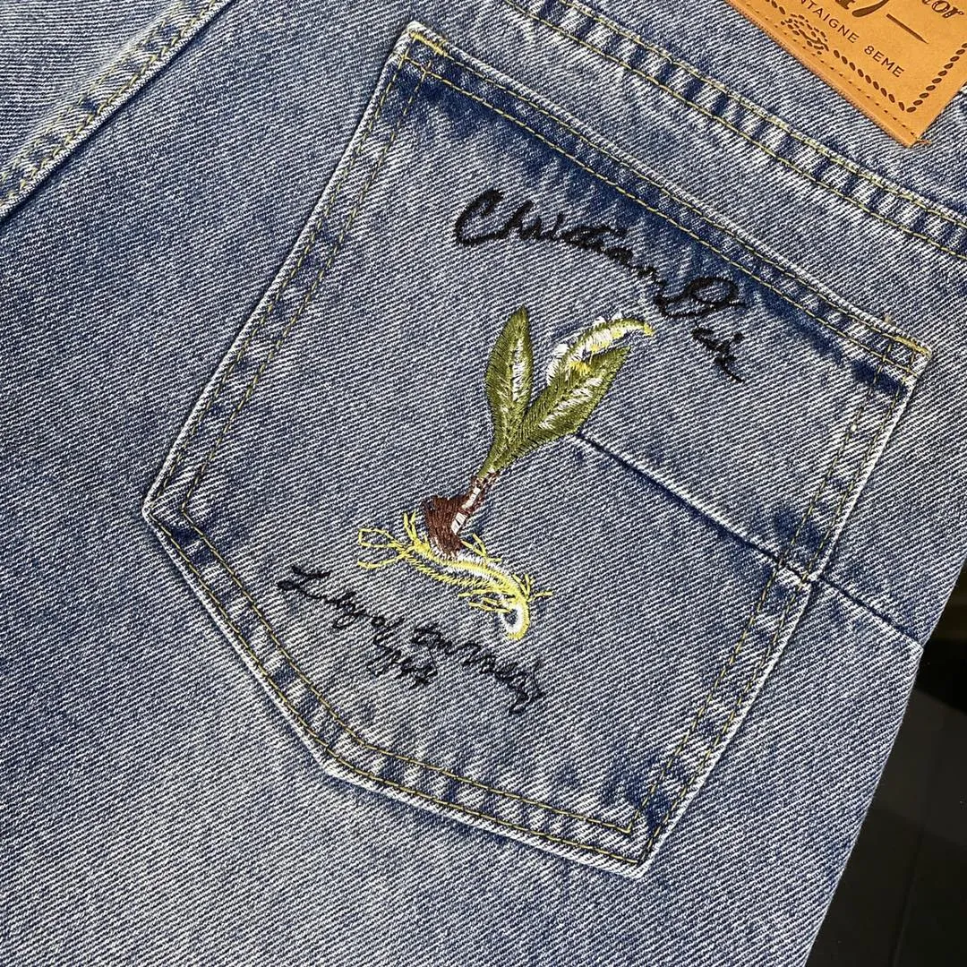 🅿️250 [New arrival] Dior/Dior CD Lily of the Valley floral and plant front and back embroidered washed jeans- The most awesome jeans I have made so far this year, with heavy washing process and many hidden details. The pants I recommend this time are too perfect in terms of shape and upper body. They are worn by many celebrities such as Bieber and Ouyang Nana. It takes time to make 20 short-sleeved jeans. The fabric is made of 12.2 ounces of high-quality denim. Only denim with 12 ounces or more can have the unique high-end texture of denim. I am very satisfied with the proofing after washing it several times. Loose fit Color: blue Size: 30 32 34 36 (S M L XL)