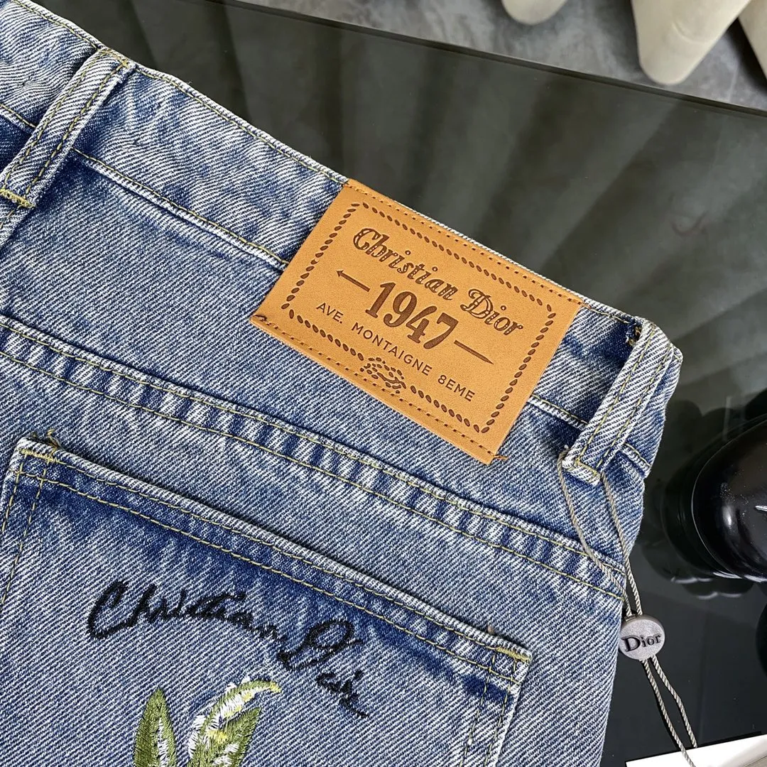 🅿️250 [New arrival] Dior/Dior CD Lily of the Valley floral and plant front and back embroidered washed jeans- The most awesome jeans I have made so far this year, with heavy washing process and many hidden details. The pants I recommend this time are too perfect in terms of shape and upper body. They are worn by many celebrities such as Bieber and Ouyang Nana. It takes time to make 20 short-sleeved jeans. The fabric is made of 12.2 ounces of high-quality denim. Only denim with 12 ounces or more can have the unique high-end texture of denim. I am very satisfied with the proofing after washing it several times. Loose fit Color: blue Size: 30 32 34 36 (S M L XL)