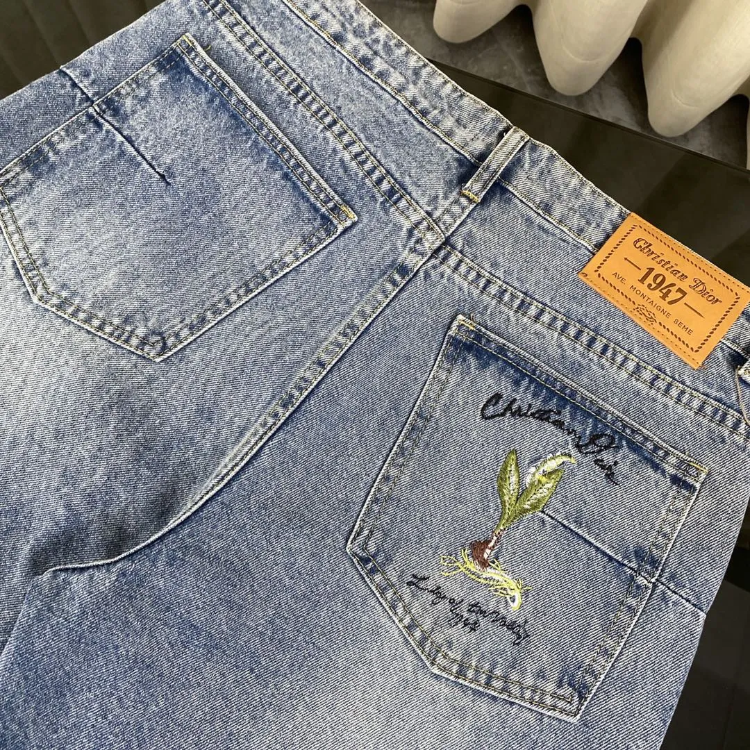 🅿️250 [New arrival] Dior/Dior CD Lily of the Valley floral and plant front and back embroidered washed jeans- The most awesome jeans I have made so far this year, with heavy washing process and many hidden details. The pants I recommend this time are too perfect in terms of shape and upper body. They are worn by many celebrities such as Bieber and Ouyang Nana. It takes time to make 20 short-sleeved jeans. The fabric is made of 12.2 ounces of high-quality denim. Only denim with 12 ounces or more can have the unique high-end texture of denim. I am very satisfied with the proofing after washing it several times. Loose fit Color: blue Size: 30 32 34 36 (S M L XL)