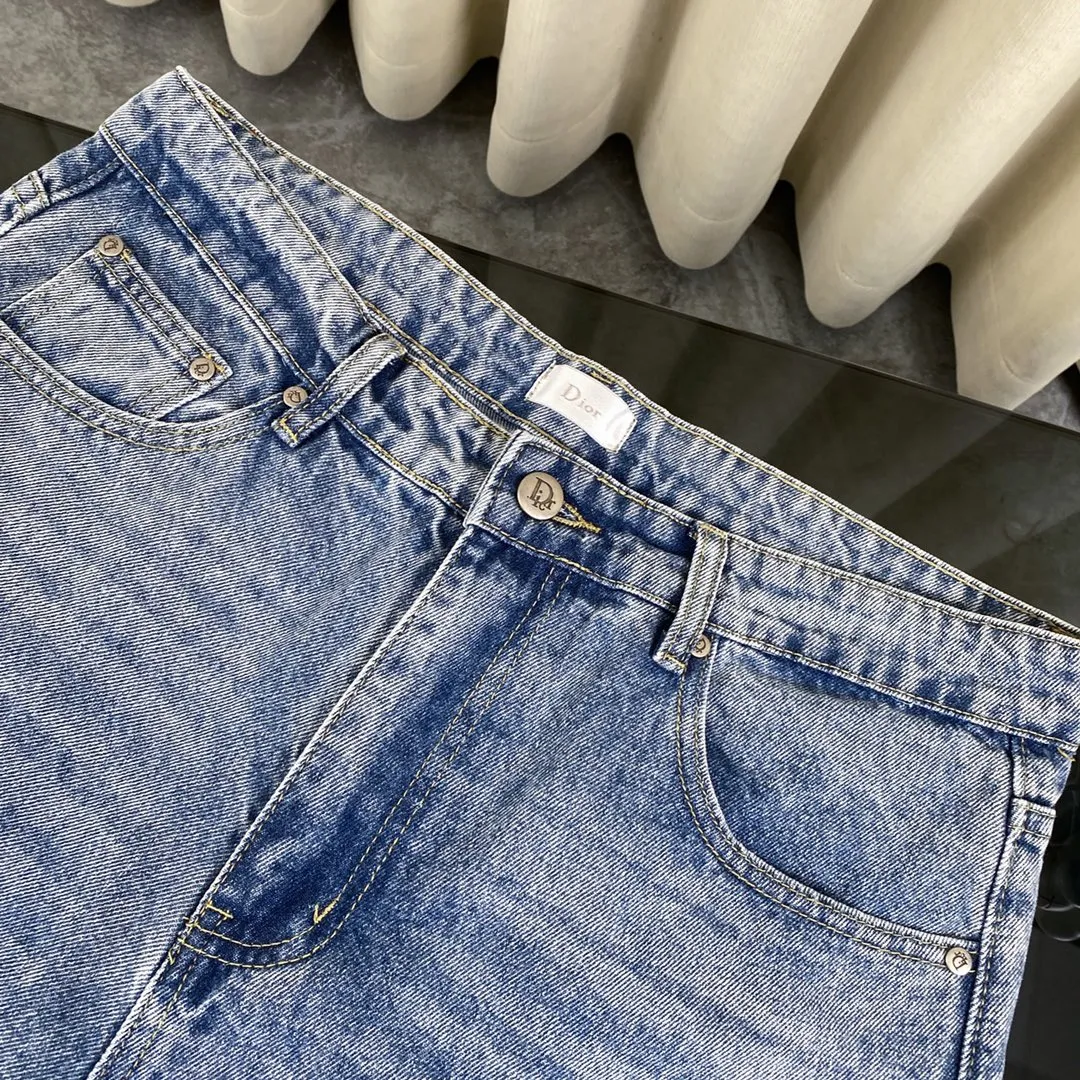 🅿️250 [New arrival] Dior/Dior CD Lily of the Valley floral and plant front and back embroidered washed jeans- The most awesome jeans I have made so far this year, with heavy washing process and many hidden details. The pants I recommend this time are too perfect in terms of shape and upper body. They are worn by many celebrities such as Bieber and Ouyang Nana. It takes time to make 20 short-sleeved jeans. The fabric is made of 12.2 ounces of high-quality denim. Only denim with 12 ounces or more can have the unique high-end texture of denim. I am very satisfied with the proofing after washing it several times. Loose fit Color: blue Size: 30 32 34 36 (S M L XL)