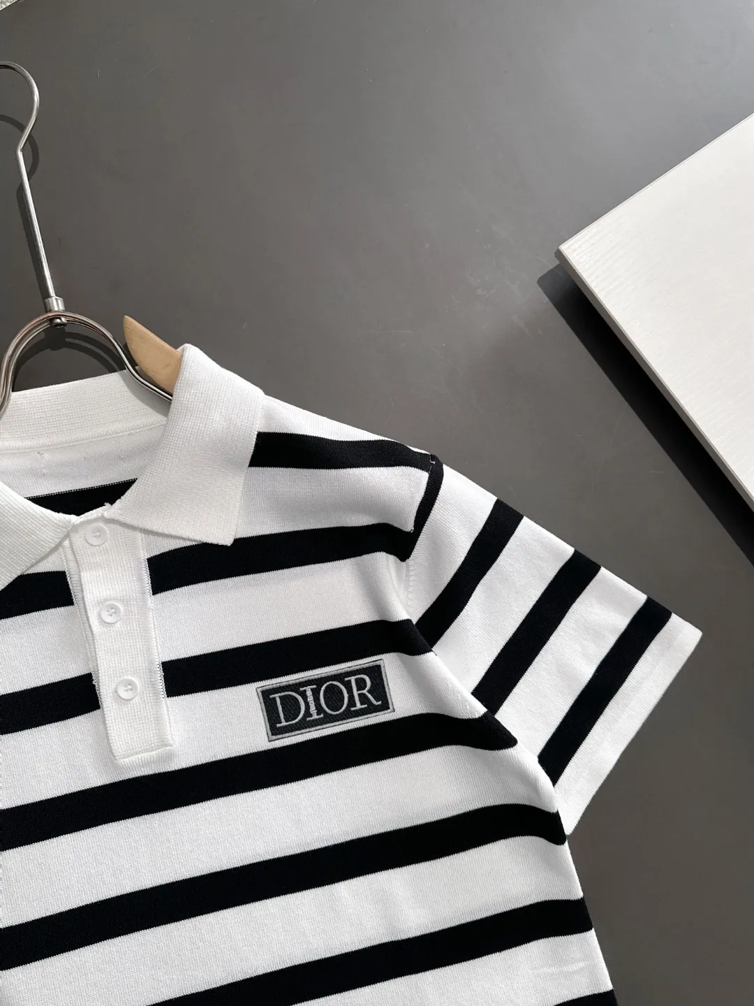 🅿️330 shipped next day. High quality Dior 2025 spring and summer new men's lapel short-sleeved T-shirt. Made of combed cotton yarn knitted cotton fabric. Pure cotton high-weight special yarn. It feels heavy when weighed. The upper body is also more textured than ordinary T-shirts. This texture can cope with the weather easily and is suitable for both hot and cold! The pattern on the chest adopts three-dimensional embroidery technology, and is perfectly produced stitch by stitch with reference to the original version! Loose fit design, looks noble. Size: M to XXXL
