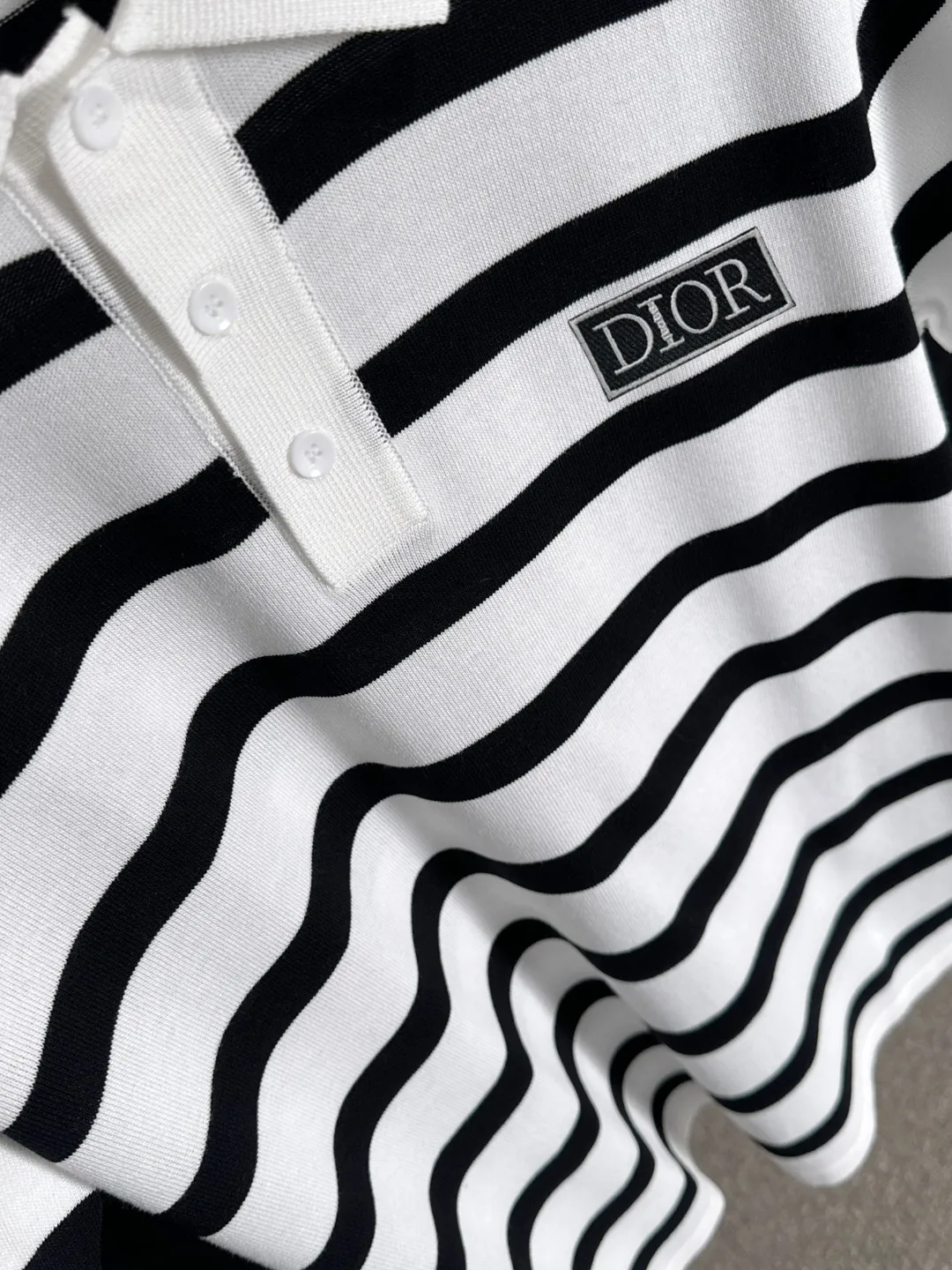 🅿️330 shipped next day. High quality Dior 2025 spring and summer new men's lapel short-sleeved T-shirt. Made of combed cotton yarn knitted cotton fabric. Pure cotton high-weight special yarn. It feels heavy when weighed. The upper body is also more textured than ordinary T-shirts. This texture can cope with the weather easily and is suitable for both hot and cold! The pattern on the chest adopts three-dimensional embroidery technology, and is perfectly produced stitch by stitch with reference to the original version! Loose fit design, looks noble. Size: M to XXXL