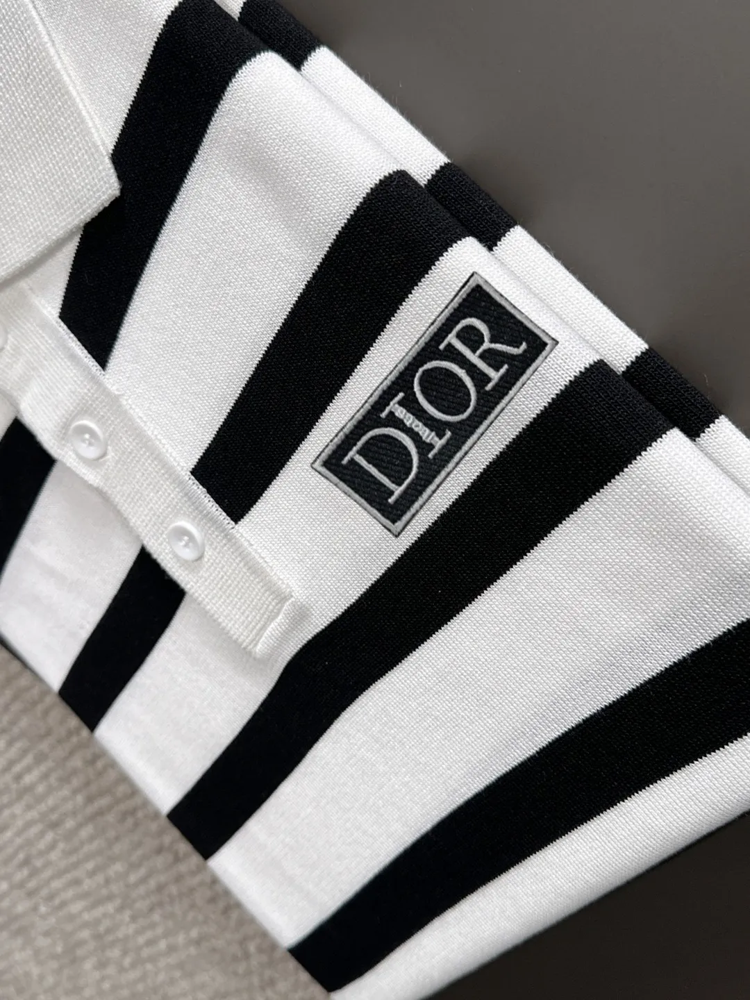 🅿️330 shipped next day. High quality Dior 2025 spring and summer new men's lapel short-sleeved T-shirt. Made of combed cotton yarn knitted cotton fabric. Pure cotton high-weight special yarn. It feels heavy when weighed. The upper body is also more textured than ordinary T-shirts. This texture can cope with the weather easily and is suitable for both hot and cold! The pattern on the chest adopts three-dimensional embroidery technology, and is perfectly produced stitch by stitch with reference to the original version! Loose fit design, looks noble. Size: M to XXXL