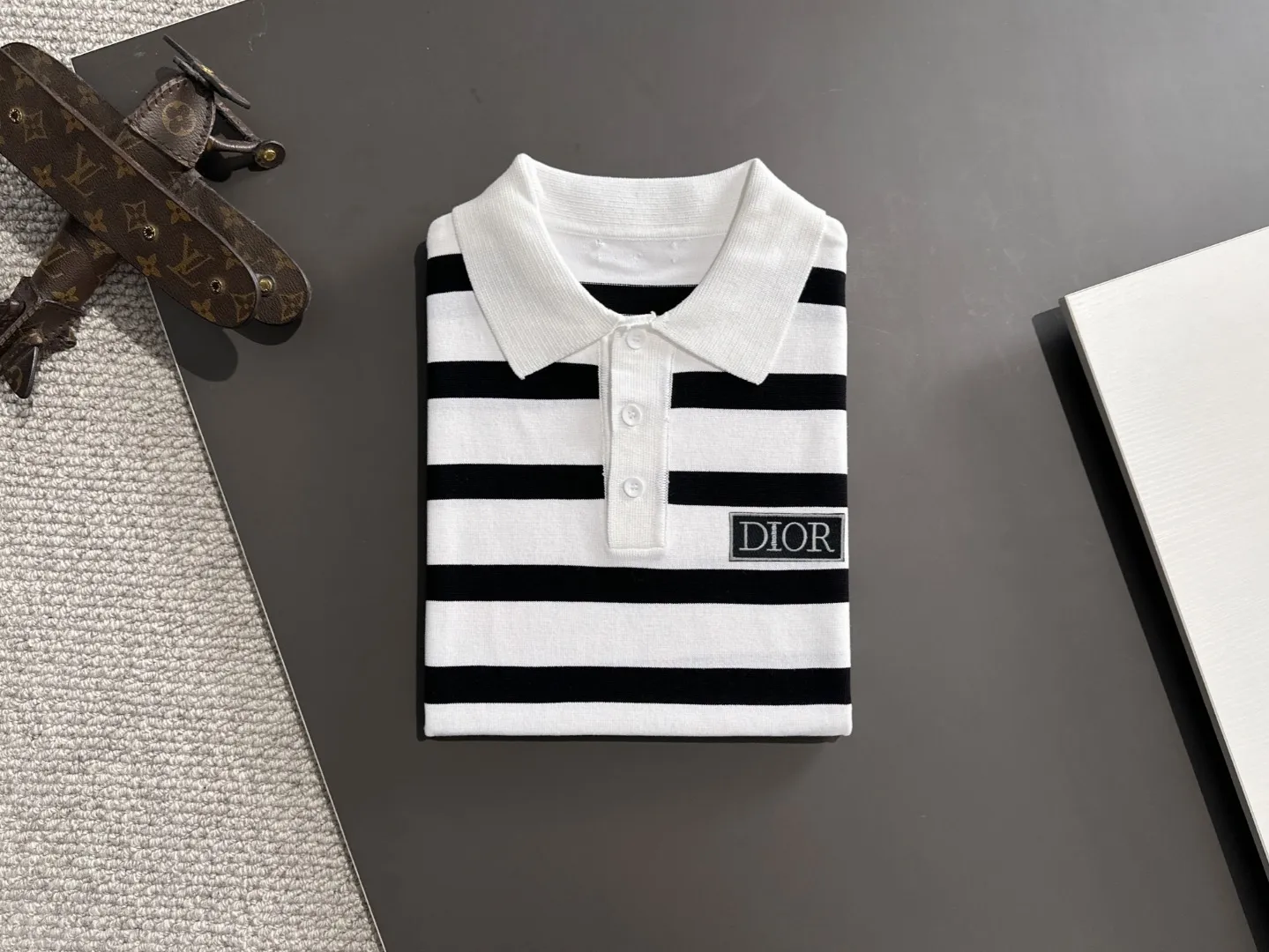🅿️330 shipped next day. High quality Dior 2025 spring and summer new men's lapel short-sleeved T-shirt. Made of combed cotton yarn knitted cotton fabric. Pure cotton high-weight special yarn. It feels heavy when weighed. The upper body is also more textured than ordinary T-shirts. This texture can cope with the weather easily and is suitable for both hot and cold! The pattern on the chest adopts three-dimensional embroidery technology, and is perfectly produced stitch by stitch with reference to the original version! Loose fit design, looks noble. Size: M to XXXL