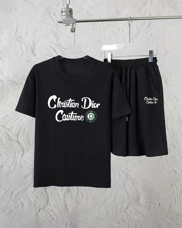 🅿️320 Dior exclusively provides new trendy men’s fashionable round neck short-sleeved shorts suits, trendy and fashionable casual short-sleeved suits! It has high breathability and comfort, impeccable details, and brand element design concept, reflecting high quality. It presents a casual cut and the upper body shape is great! Material: 260g double yarn pure cotton short sleeves + 360g pure cotton terry shorts Size: S-XXL 🔥 (please state your height and weight when placing an order)