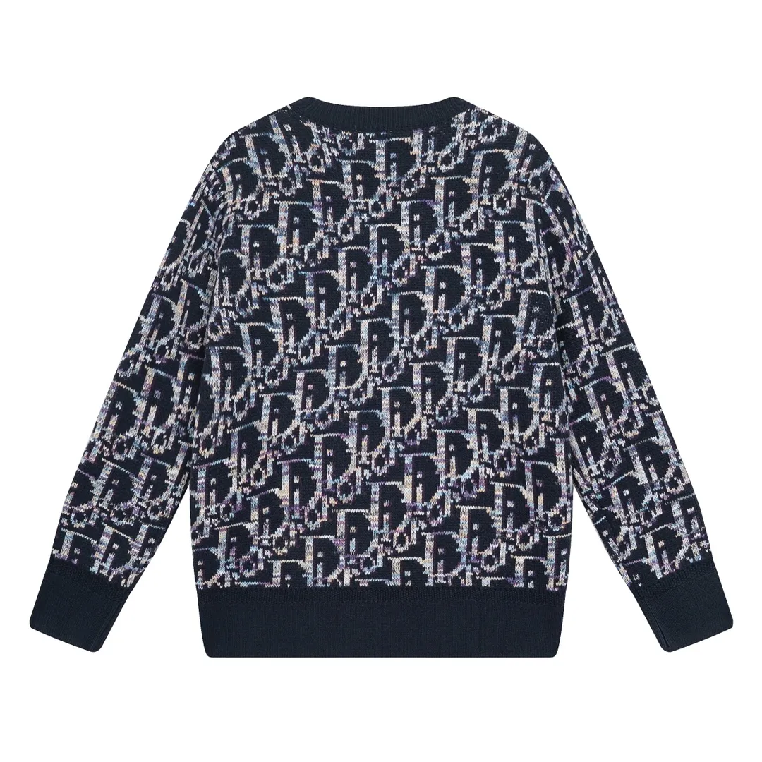 🅿️270 CD's blue sheep wool jacquard Oblique printed sweater Counter price 28,500 Description This sweater is decorated with Dior's classic Oblique print. Crafted from blue sheepskin jacquard with ribbed details. Can be paired with a variety of outfits to show off your personality. Multicolor Oblique print throughout Ribbed cuffs and hem 100% sheep wool Size: XS-L