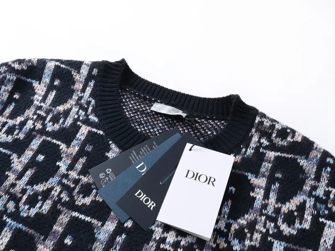 🅿️270 CD's blue sheep wool jacquard Oblique printed sweater Counter price 28,500 Description This sweater is decorated with Dior's classic Oblique print. Crafted from blue sheepskin jacquard with ribbed details. Can be paired with a variety of outfits to show off your personality. Multicolor Oblique print throughout Ribbed cuffs and hem 100% sheep wool Size: XS-L