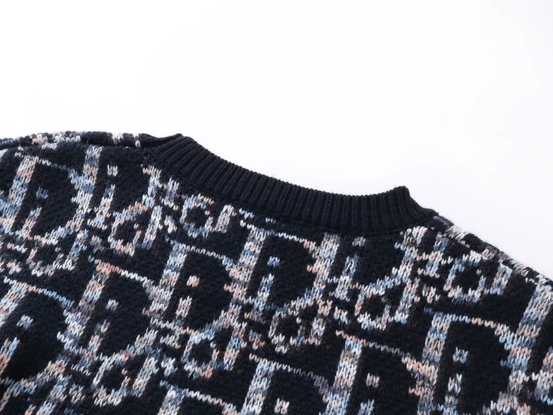 🅿️270 CD's blue sheep wool jacquard Oblique printed sweater Counter price 28,500 Description This sweater is decorated with Dior's classic Oblique print. Crafted from blue sheepskin jacquard with ribbed details. Can be paired with a variety of outfits to show off your personality. Multicolor Oblique print throughout Ribbed cuffs and hem 100% sheep wool Size: XS-L