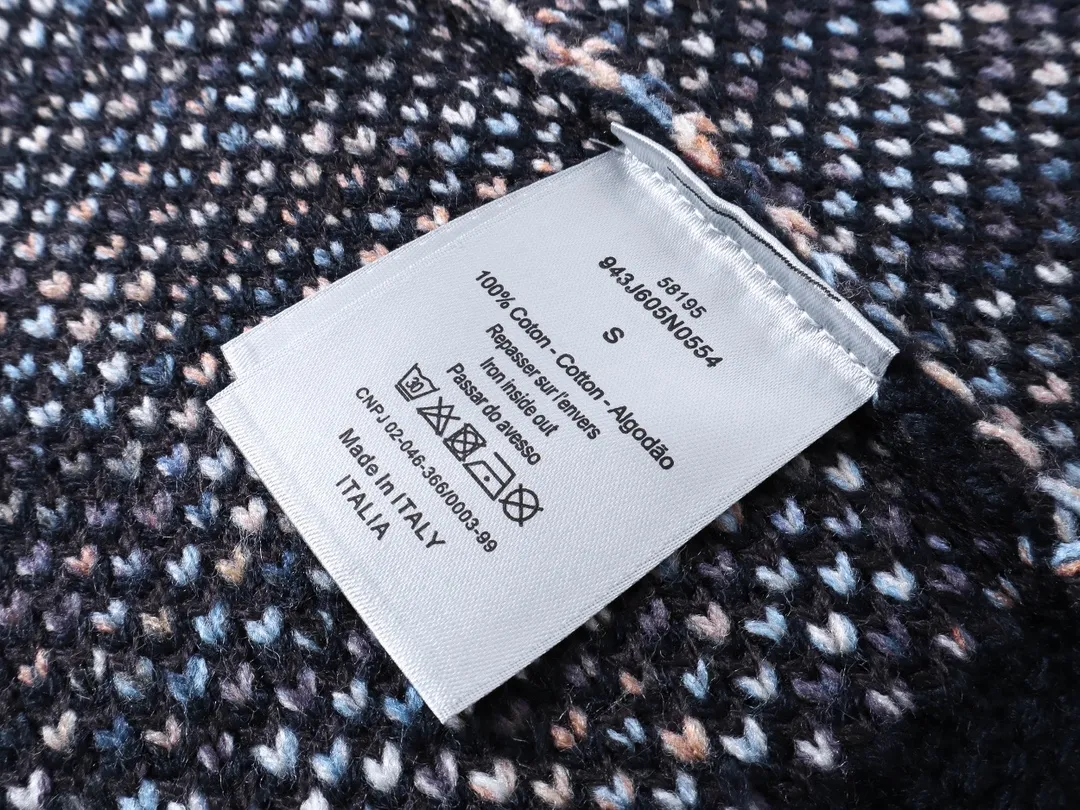🅿️270 CD's blue sheep wool jacquard Oblique printed sweater Counter price 28,500 Description This sweater is decorated with Dior's classic Oblique print. Crafted from blue sheepskin jacquard with ribbed details. Can be paired with a variety of outfits to show off your personality. Multicolor Oblique print throughout Ribbed cuffs and hem 100% sheep wool Size: XS-L