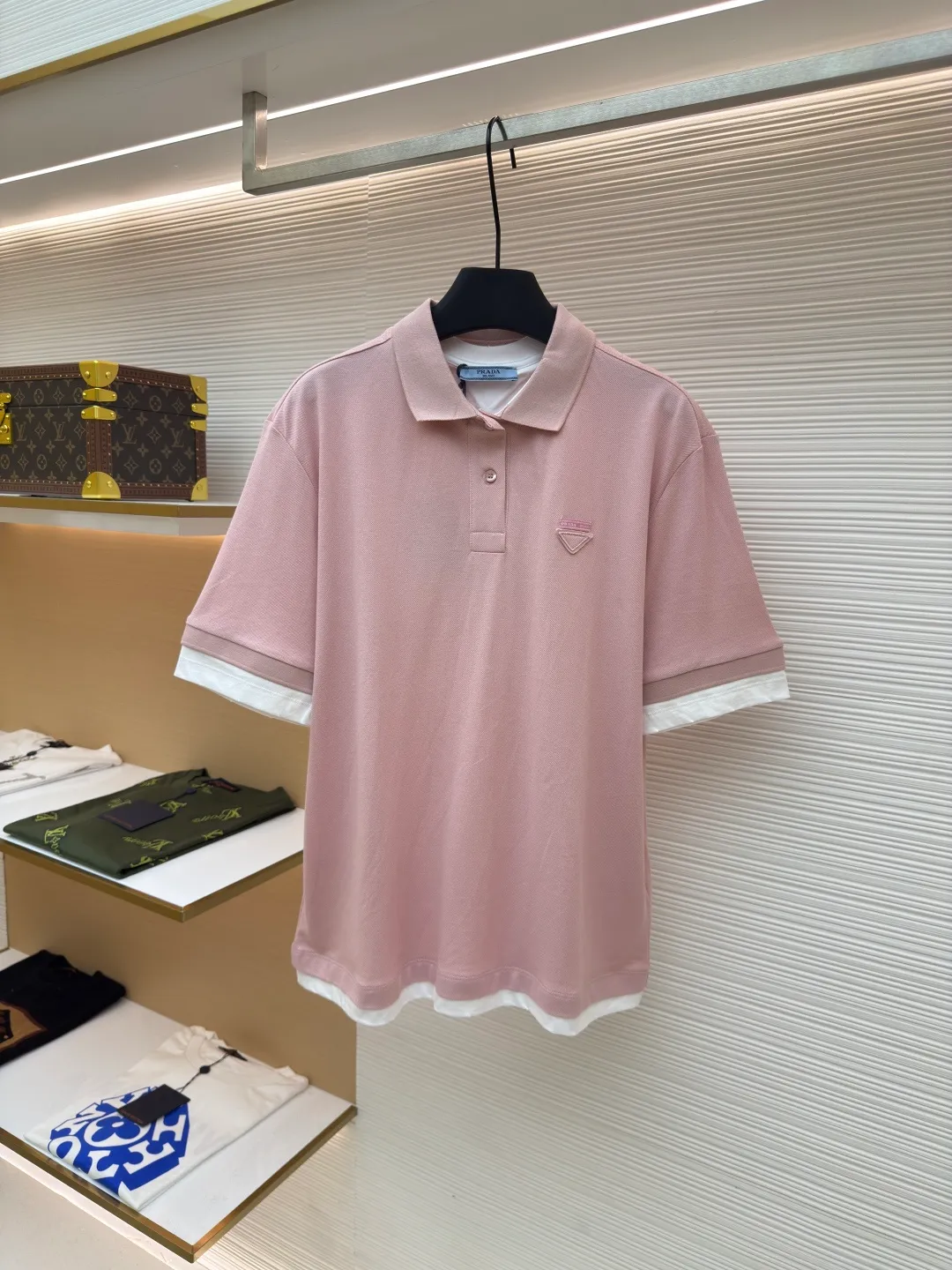 Prada jersey fake two-piece short-sleeved POLO shirt ●Authentic product: purchased and developed by 6658 ●Item number: 1680594-A55 ●Fabric: Cotton pique fabric ●Technology: Jersey knitting ●Version: Fitted version ●Weight: about 593 grams ●Size: S-M-L-XL ●Description: Custom-dyed 40-count double-ply cotton pique fabric 50-count double-ply plain fabric Customized flat machine rib Fabric fermentation washing, customized 1:1 chest woven label, buttons, trademark, loose version, customized hardware, threads, accessories, plate alignment, same style for men and women. The overall wiring is straight and delicate, the fabric is comfortable and soft, and the color is consistent without color difference. It can be matched with the same style to create a fashionable look and control various occasions. Customized accessories, complete with three standards, same style for men and women!
