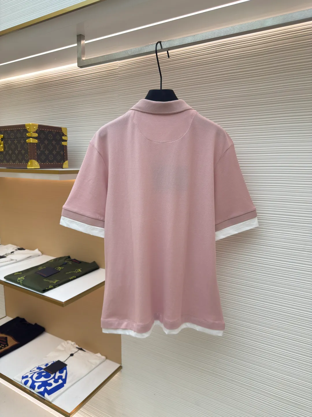 Prada jersey fake two-piece short-sleeved POLO shirt ●Authentic product: purchased and developed by 6658 ●Item number: 1680594-A55 ●Fabric: Cotton pique fabric ●Technology: Jersey knitting ●Version: Fitted version ●Weight: about 593 grams ●Size: S-M-L-XL ●Description: Custom-dyed 40-count double-ply cotton pique fabric 50-count double-ply plain fabric Customized flat machine rib Fabric fermentation washing, customized 1:1 chest woven label, buttons, trademark, loose version, customized hardware, threads, accessories, plate alignment, same style for men and women. The overall wiring is straight and delicate, the fabric is comfortable and soft, and the color is consistent without color difference. It can be matched with the same style to create a fashionable look and control various occasions. Customized accessories, complete with three standards, same style for men and women!