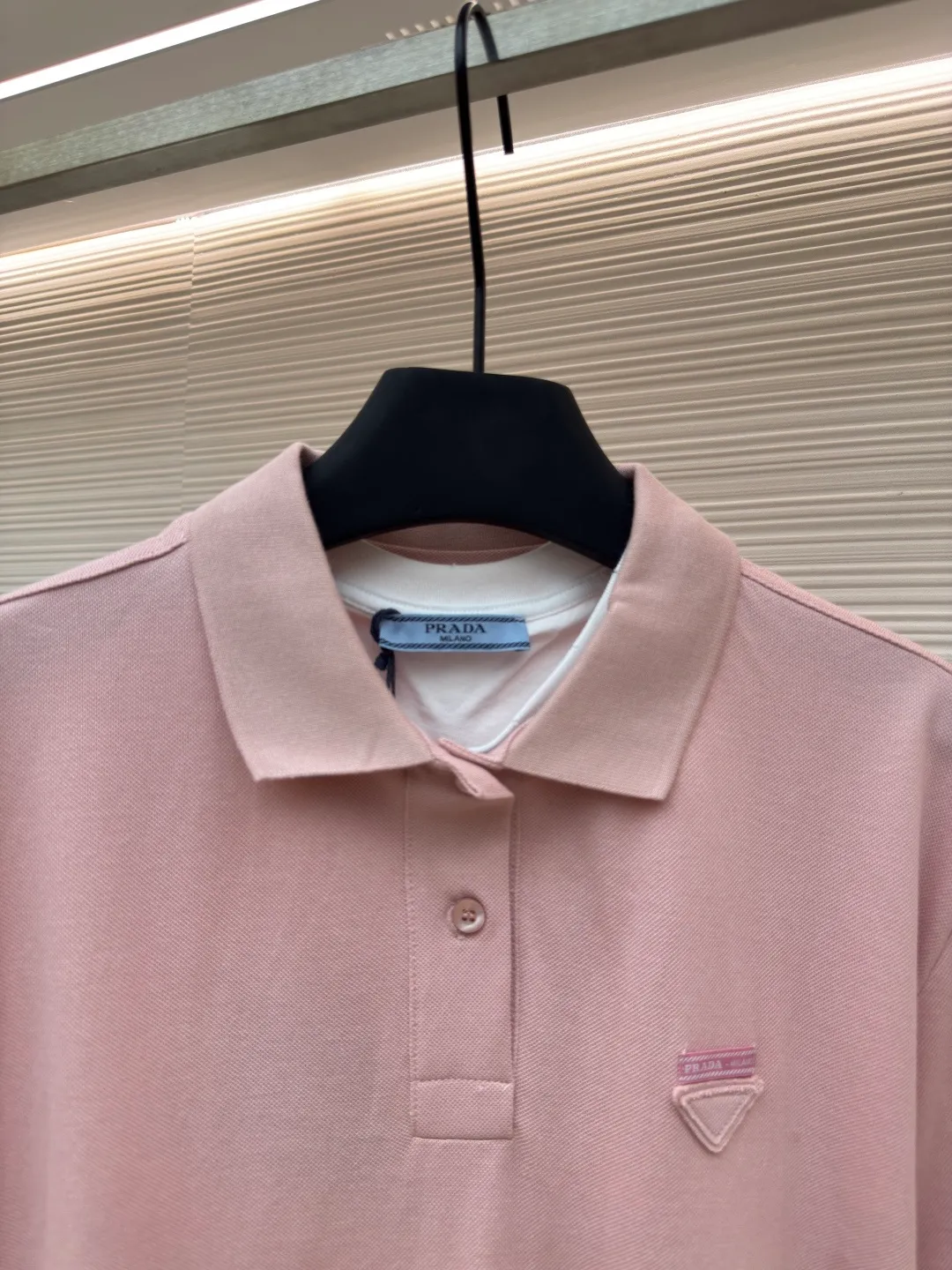 Prada jersey fake two-piece short-sleeved POLO shirt ●Authentic product: purchased and developed by 6658 ●Item number: 1680594-A55 ●Fabric: Cotton pique fabric ●Technology: Jersey knitting ●Version: Fitted version ●Weight: about 593 grams ●Size: S-M-L-XL ●Description: Custom-dyed 40-count double-ply cotton pique fabric 50-count double-ply plain fabric Customized flat machine rib Fabric fermentation washing, customized 1:1 chest woven label, buttons, trademark, loose version, customized hardware, threads, accessories, plate alignment, same style for men and women. The overall wiring is straight and delicate, the fabric is comfortable and soft, and the color is consistent without color difference. It can be matched with the same style to create a fashionable look and control various occasions. Customized accessories, complete with three standards, same style for men and women!