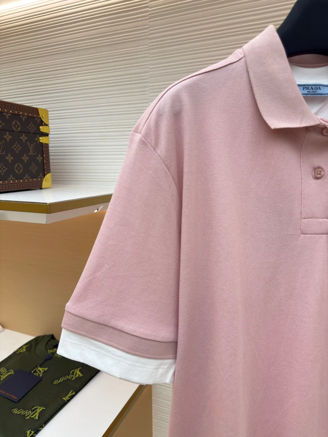 Prada jersey fake two-piece short-sleeved POLO shirt ●Authentic product: purchased and developed by 6658 ●Item number: 1680594-A55 ●Fabric: Cotton pique fabric ●Technology: Jersey knitting ●Version: Fitted version ●Weight: about 593 grams ●Size: S-M-L-XL ●Description: Custom-dyed 40-count double-ply cotton pique fabric 50-count double-ply plain fabric Customized flat machine rib Fabric fermentation washing, customized 1:1 chest woven label, buttons, trademark, loose version, customized hardware, threads, accessories, plate alignment, same style for men and women. The overall wiring is straight and delicate, the fabric is comfortable and soft, and the color is consistent without color difference. It can be matched with the same style to create a fashionable look and control various occasions. Customized accessories, complete with three standards, same style for men and women!