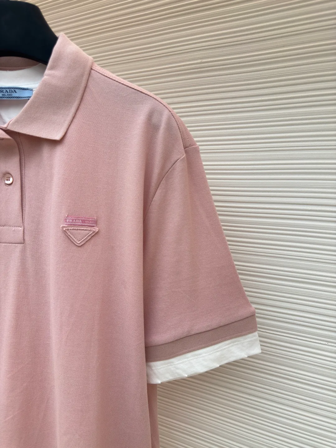 Prada jersey fake two-piece short-sleeved POLO shirt ●Authentic product: purchased and developed by 6658 ●Item number: 1680594-A55 ●Fabric: Cotton pique fabric ●Technology: Jersey knitting ●Version: Fitted version ●Weight: about 593 grams ●Size: S-M-L-XL ●Description: Custom-dyed 40-count double-ply cotton pique fabric 50-count double-ply plain fabric Customized flat machine rib Fabric fermentation washing, customized 1:1 chest woven label, buttons, trademark, loose version, customized hardware, threads, accessories, plate alignment, same style for men and women. The overall wiring is straight and delicate, the fabric is comfortable and soft, and the color is consistent without color difference. It can be matched with the same style to create a fashionable look and control various occasions. Customized accessories, complete with three standards, same style for men and women!
