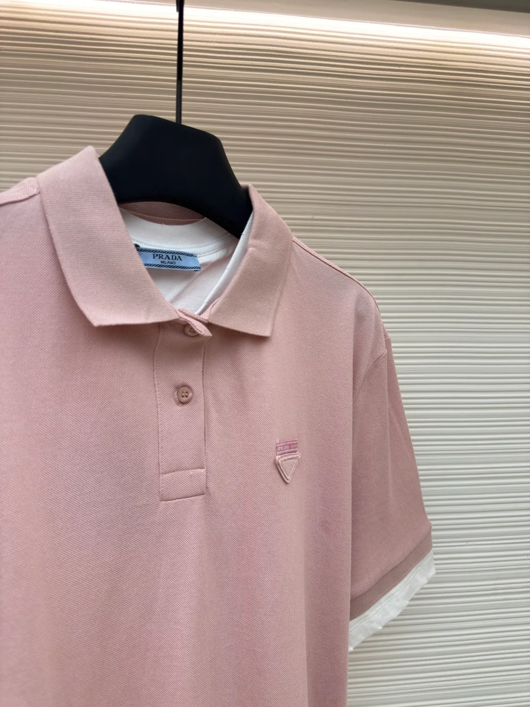 Prada jersey fake two-piece short-sleeved POLO shirt ●Authentic product: purchased and developed by 6658 ●Item number: 1680594-A55 ●Fabric: Cotton pique fabric ●Technology: Jersey knitting ●Version: Fitted version ●Weight: about 593 grams ●Size: S-M-L-XL ●Description: Custom-dyed 40-count double-ply cotton pique fabric 50-count double-ply plain fabric Customized flat machine rib Fabric fermentation washing, customized 1:1 chest woven label, buttons, trademark, loose version, customized hardware, threads, accessories, plate alignment, same style for men and women. The overall wiring is straight and delicate, the fabric is comfortable and soft, and the color is consistent without color difference. It can be matched with the same style to create a fashionable look and control various occasions. Customized accessories, complete with three standards, same style for men and women!