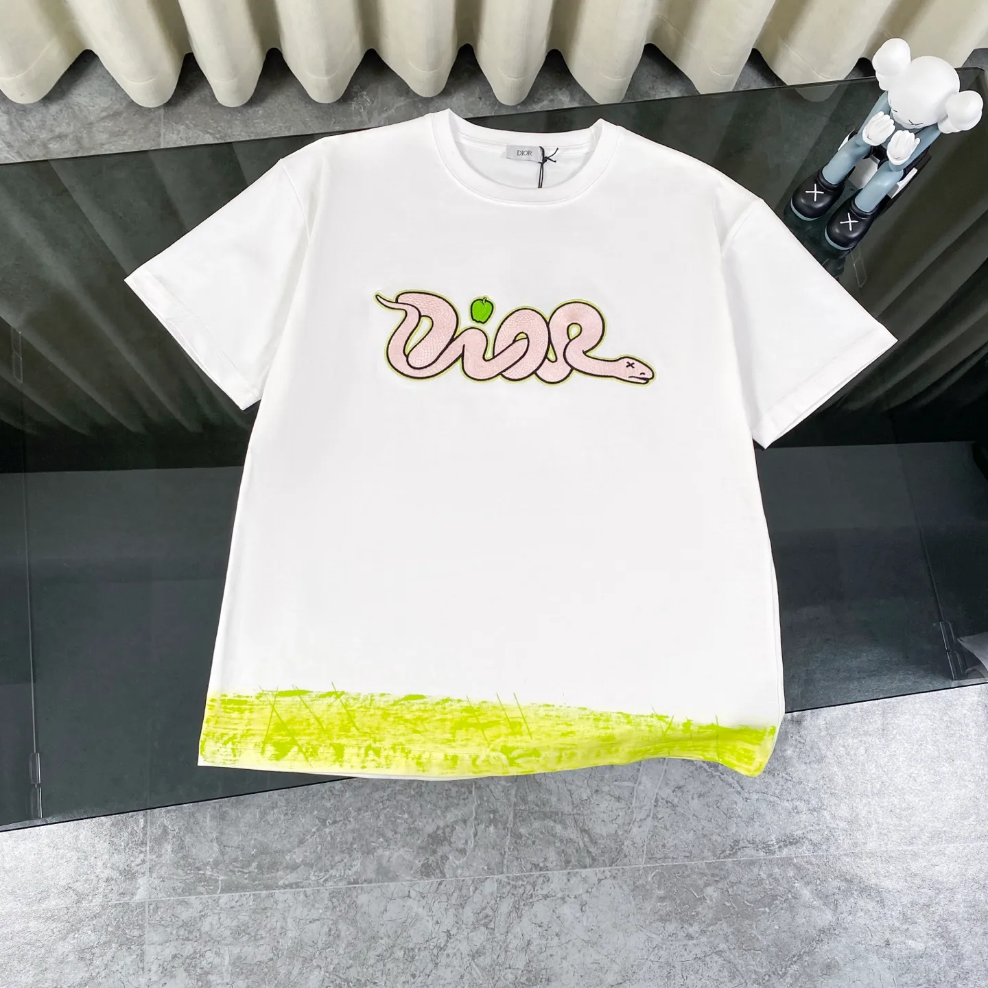 🅿️200 Dior DIOR✖️KAWS co-branded 25-year new Year of the Snake New Year Limited Series Golden Snake Presents Good Luck Short-sleeved T-shirt Fabric: 310 heavyweight cotton, feel free to compare Made of specific heavyweight 32S fine cotton jersey fabric, 280 grams in weight; with 32s+70D drawbar thread, 280g: 95/cotton*5% spandex double yarn rib. The worsted cotton material is light, thin and breathable, with a strong cotton feel on the hand and strong breathability and moisture absorption; the threads are woven into combed cotton fabric using a blending process, making the fabric very soft to the touch. The worsted cotton material is light and breathable, has a strong cotton feel on the hand, is breathable and hygroscopic; it is not easy to wrinkle and does not require special care. 32-needle high-end textile imported from the rib, 70D ultra-fine elastic stitching, nearly non-feeling stitching, comfortable and fit the body shape.  A full set of new Dior accessories, suitable for both men and women. Color: White Orange Size: XS-L