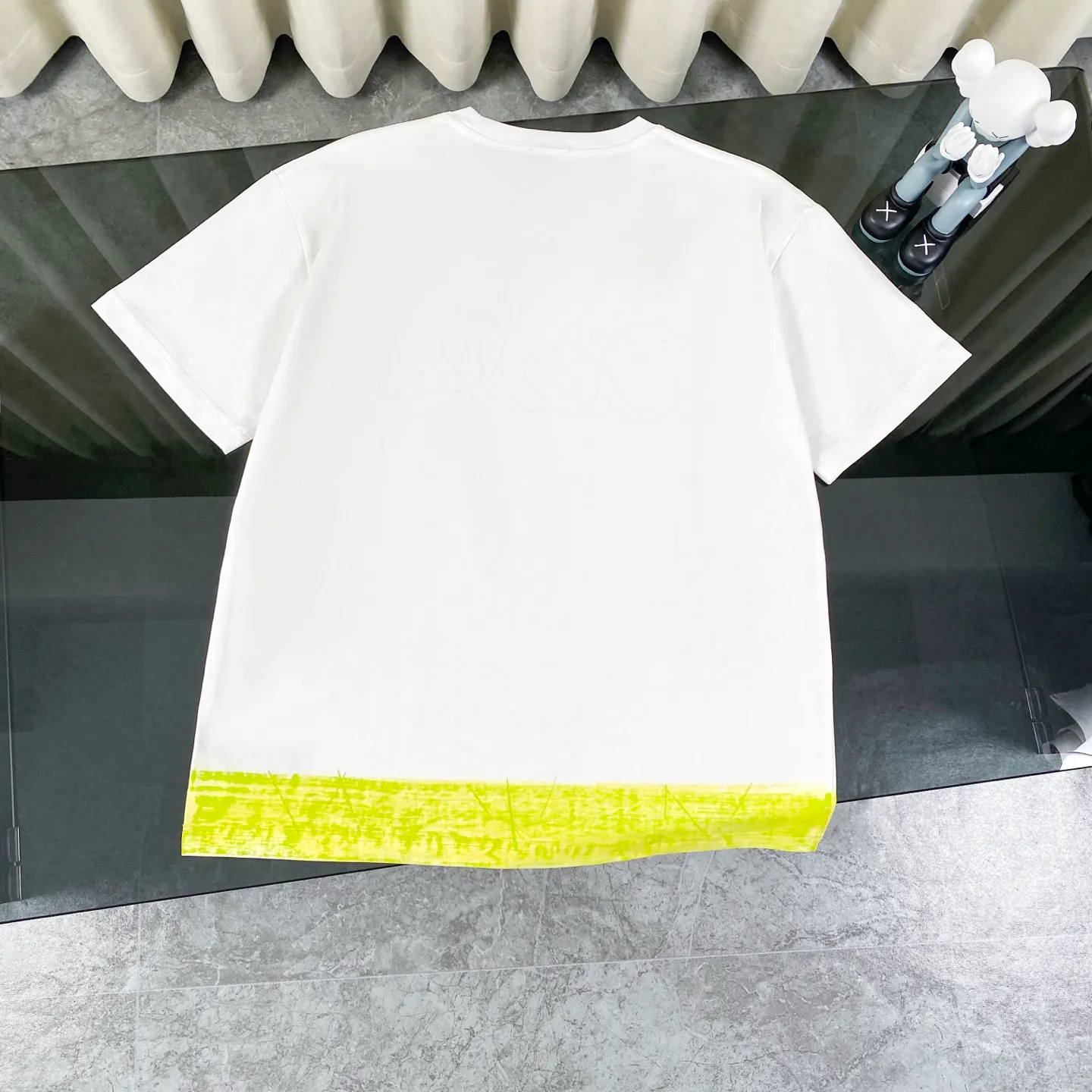 🅿️200 Dior DIOR✖️KAWS co-branded 25-year new Year of the Snake New Year Limited Series Golden Snake Presents Good Luck Short-sleeved T-shirt Fabric: 310 heavyweight cotton, feel free to compare Made of specific heavyweight 32S fine cotton jersey fabric, 280 grams in weight; with 32s+70D drawbar thread, 280g: 95/cotton*5% spandex double yarn rib. The worsted cotton material is light, thin and breathable, with a strong cotton feel on the hand and strong breathability and moisture absorption; the threads are woven into combed cotton fabric using a blending process, making the fabric very soft to the touch. The worsted cotton material is light and breathable, has a strong cotton feel on the hand, is breathable and hygroscopic; it is not easy to wrinkle and does not require special care. 32-needle high-end textile imported from the rib, 70D ultra-fine elastic stitching, nearly non-feeling stitching, comfortable and fit the body shape.  A full set of new Dior accessories, suitable for both men and women. Color: White Orange Size: XS-L