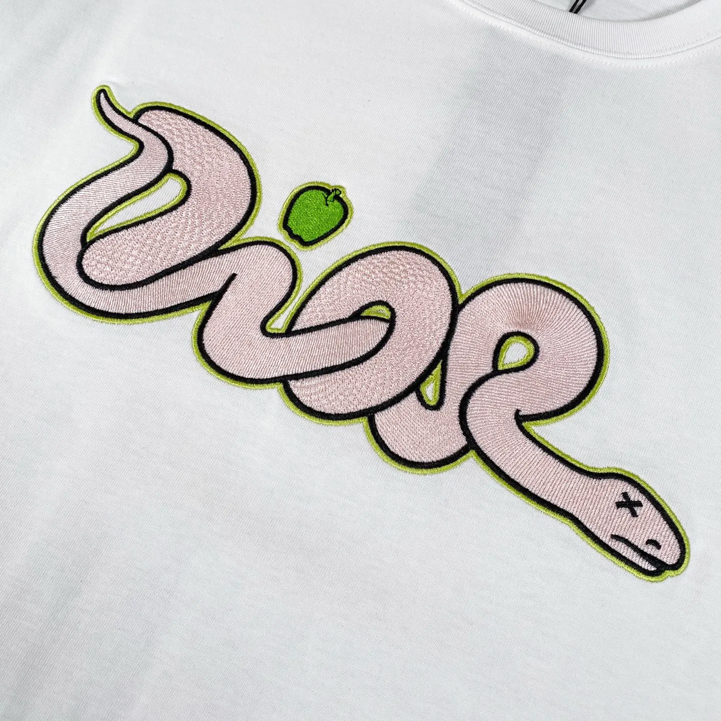 🅿️200 Dior DIOR✖️KAWS co-branded 25-year new Year of the Snake New Year Limited Series Golden Snake Presents Good Luck Short-sleeved T-shirt Fabric: 310 heavyweight cotton, feel free to compare Made of specific heavyweight 32S fine cotton jersey fabric, 280 grams in weight; with 32s+70D drawbar thread, 280g: 95/cotton*5% spandex double yarn rib. The worsted cotton material is light, thin and breathable, with a strong cotton feel on the hand and strong breathability and moisture absorption; the threads are woven into combed cotton fabric using a blending process, making the fabric very soft to the touch. The worsted cotton material is light and breathable, has a strong cotton feel on the hand, is breathable and hygroscopic; it is not easy to wrinkle and does not require special care. 32-needle high-end textile imported from the rib, 70D ultra-fine elastic stitching, nearly non-feeling stitching, comfortable and fit the body shape.  A full set of new Dior accessories, suitable for both men and women. Color: White Orange Size: XS-L