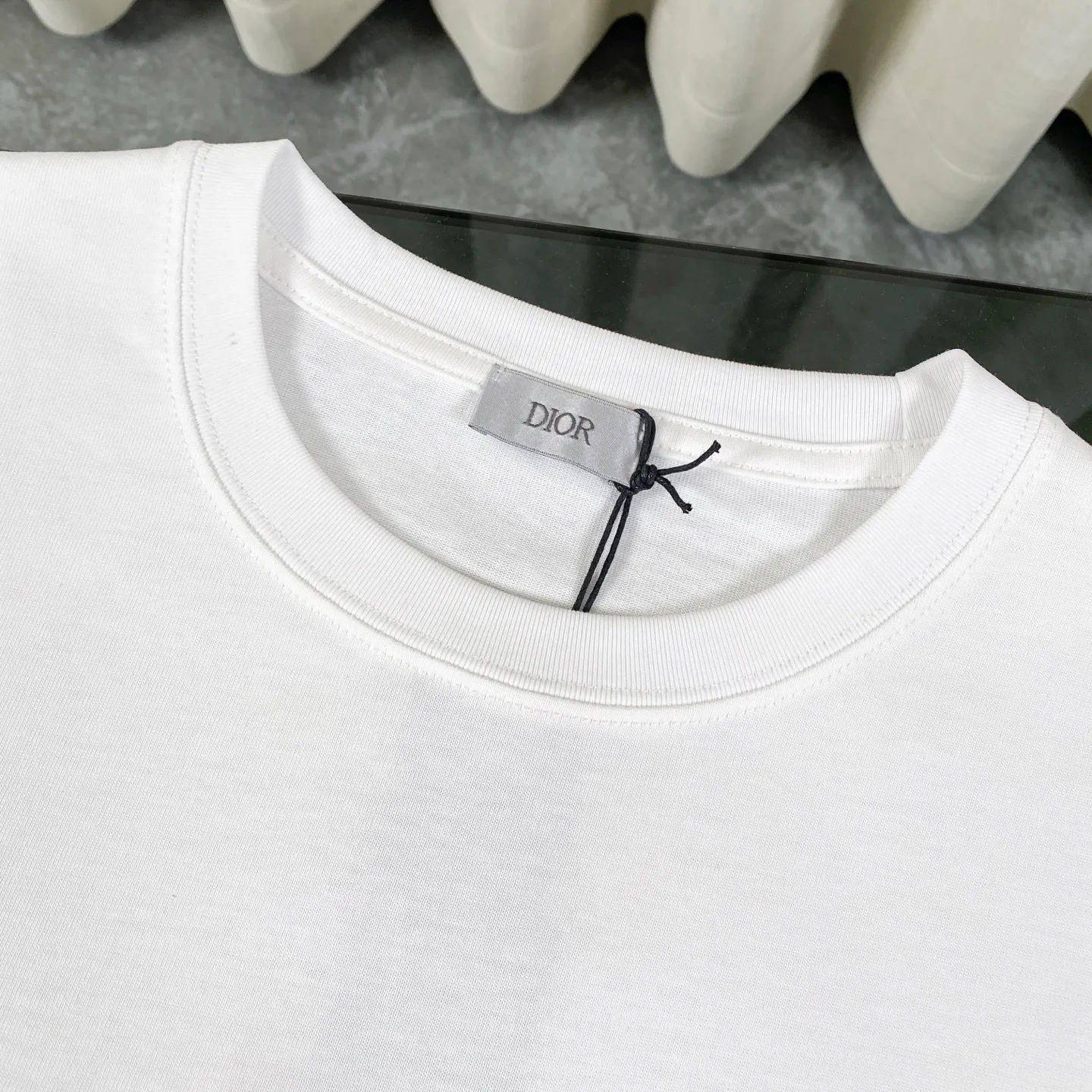 🅿️200 Dior DIOR✖️KAWS co-branded 25-year new Year of the Snake New Year Limited Series Golden Snake Presents Good Luck Short-sleeved T-shirt Fabric: 310 heavyweight cotton, feel free to compare Made of specific heavyweight 32S fine cotton jersey fabric, 280 grams in weight; with 32s+70D drawbar thread, 280g: 95/cotton*5% spandex double yarn rib. The worsted cotton material is light, thin and breathable, with a strong cotton feel on the hand and strong breathability and moisture absorption; the threads are woven into combed cotton fabric using a blending process, making the fabric very soft to the touch. The worsted cotton material is light and breathable, has a strong cotton feel on the hand, is breathable and hygroscopic; it is not easy to wrinkle and does not require special care. 32-needle high-end textile imported from the rib, 70D ultra-fine elastic stitching, nearly non-feeling stitching, comfortable and fit the body shape.  A full set of new Dior accessories, suitable for both men and women. Color: White Orange Size: XS-L