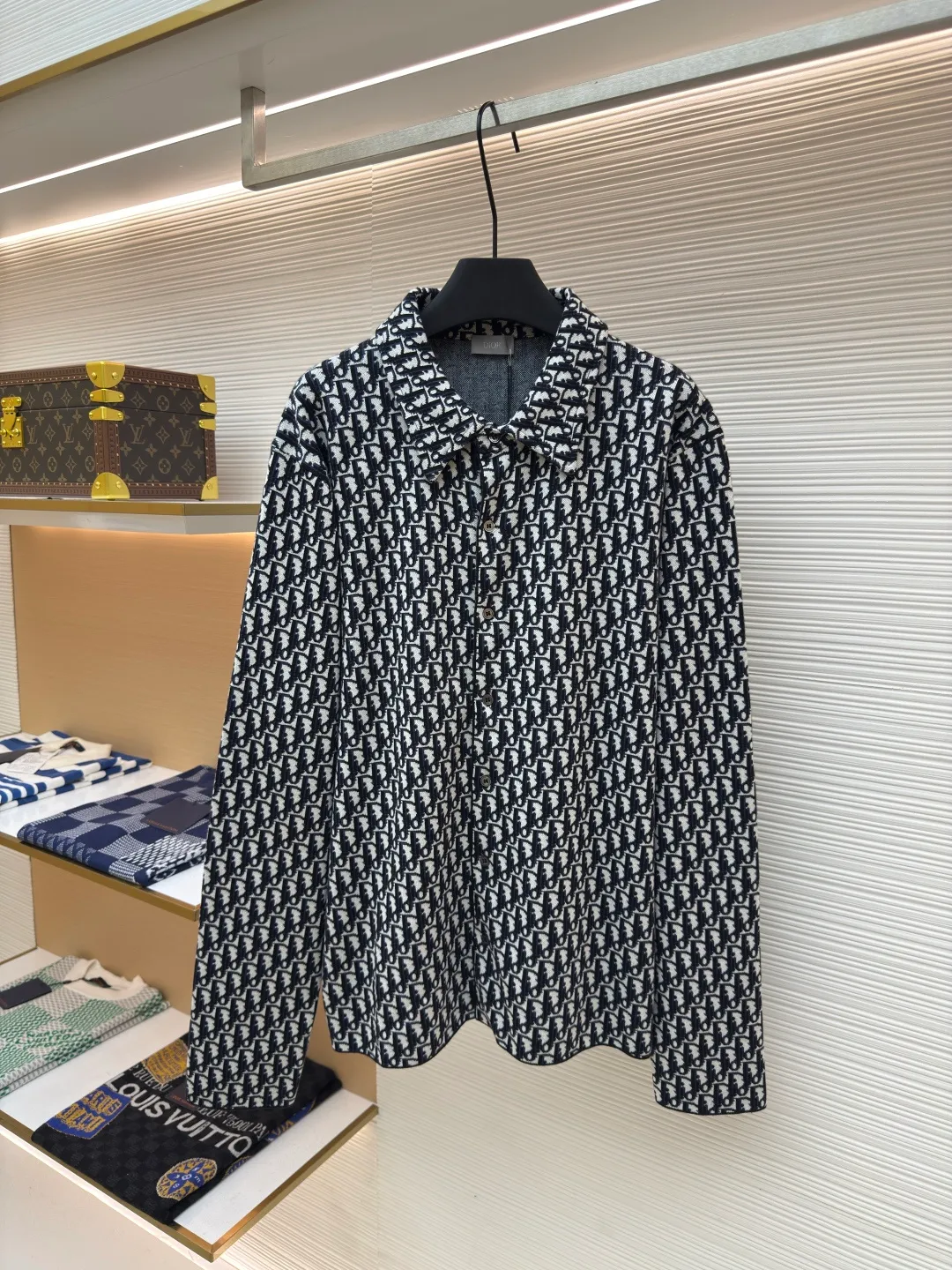 DIOR woolen shirt with full-print letters ●Authentic product: 13000 purchased and developed ●Item number: 1680373-B00 ●Fabric: wool blended fabric ●Technology: jacquard production ●Version: fitted version ●Weight: about 495 grams ●Size: XS-S-M-L ●Description: Wool custom-dyed 40-count combed cotton blended wool yarn, using imported Tajima Seiko to make 14-needle three-color jacquard craftsmanship. A single piece takes 280 minutes. The collar is cut and stitched, and the positioning is designed. The pattern is cut out and made by an experienced master craftsman. Each piece is customized according to YB Pattern pattern, sewing plate, positioning with straight eyes, specific logo natural colored shell, overall straight and delicate wiring, comfortable and soft fabrics, consistent colors without color difference, can be matched with the same style to create a fashionable look, control various occasions, customized accessories, complete three standards, the same style for men and women!
